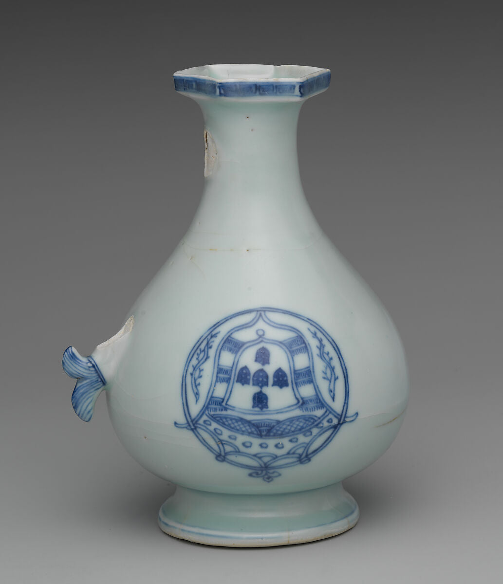 Jingdezhen porcelain jug with a flared neck, foot and inverted Portuguese coat of arms painted in cobalt blue