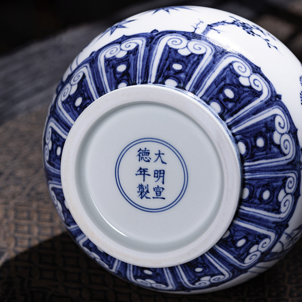 Underside view of a blue-and-white Yuhuchun vase with a decorative Xuande-style base mark