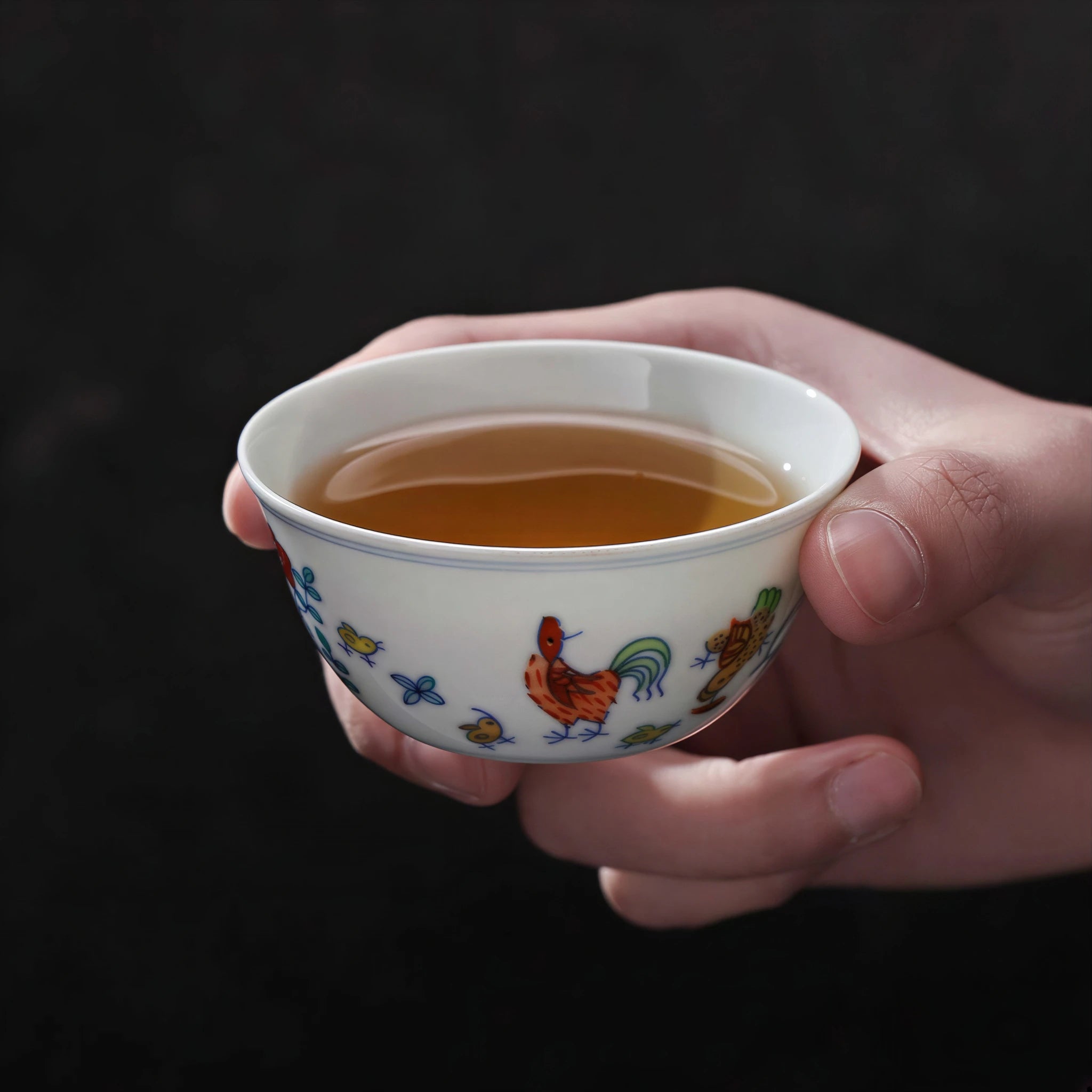 Hand-held scale view of the small Chenghua-style chicken cup