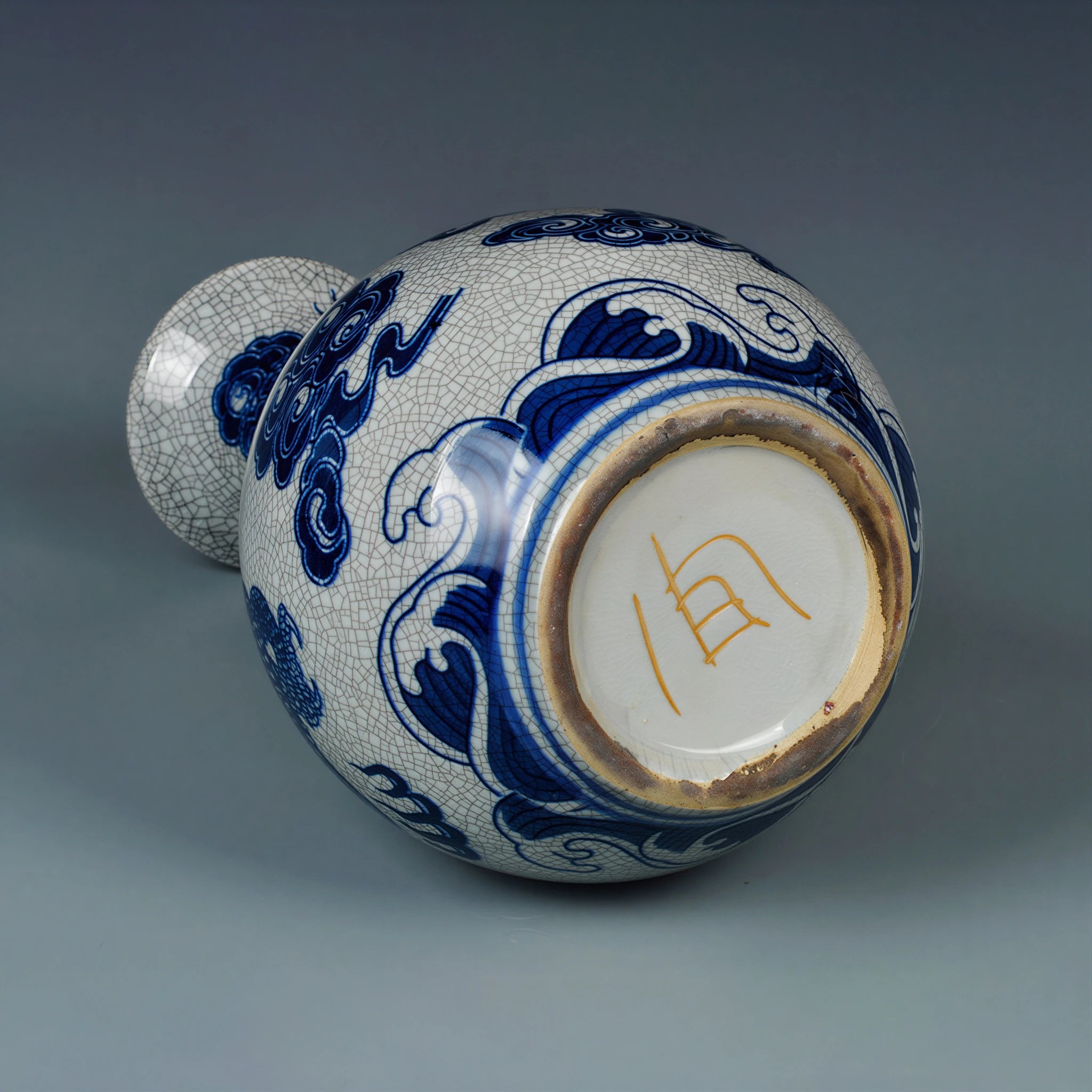 Base view of the crackle-glazed Shangping vase with a gold-colored character mark