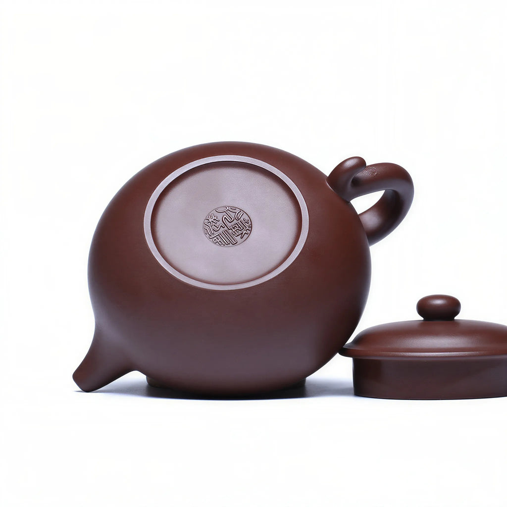 Dai Chenguang maker seal on the Fanggu teapot base