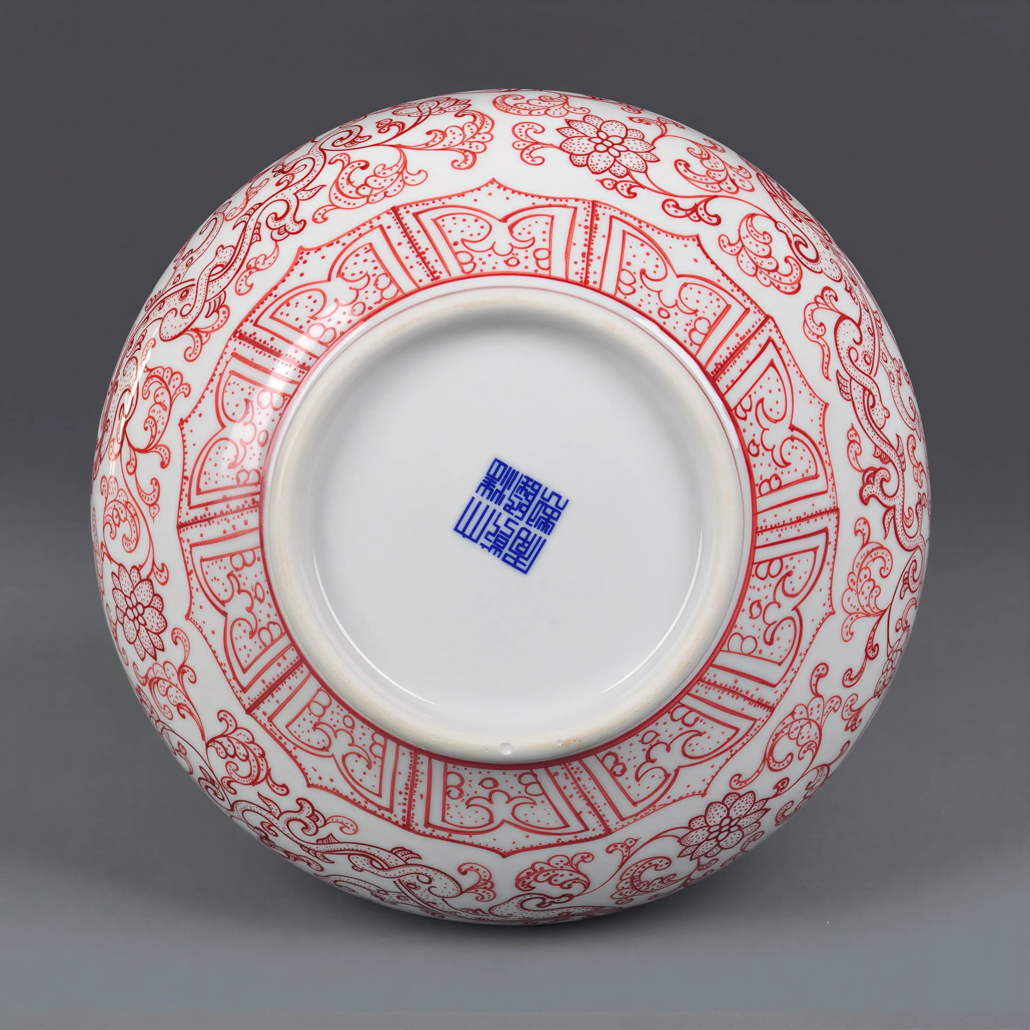 Decorative blue Qianlong-style reign mark on the vase base