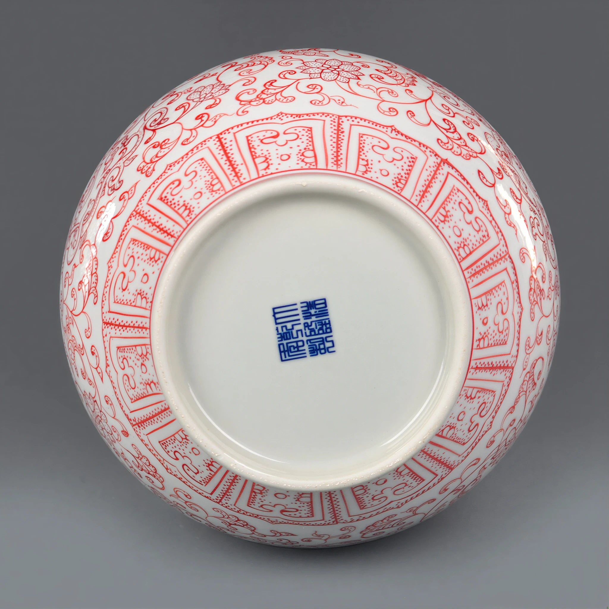 Decorative blue Qianlong-style reign mark on the vase base