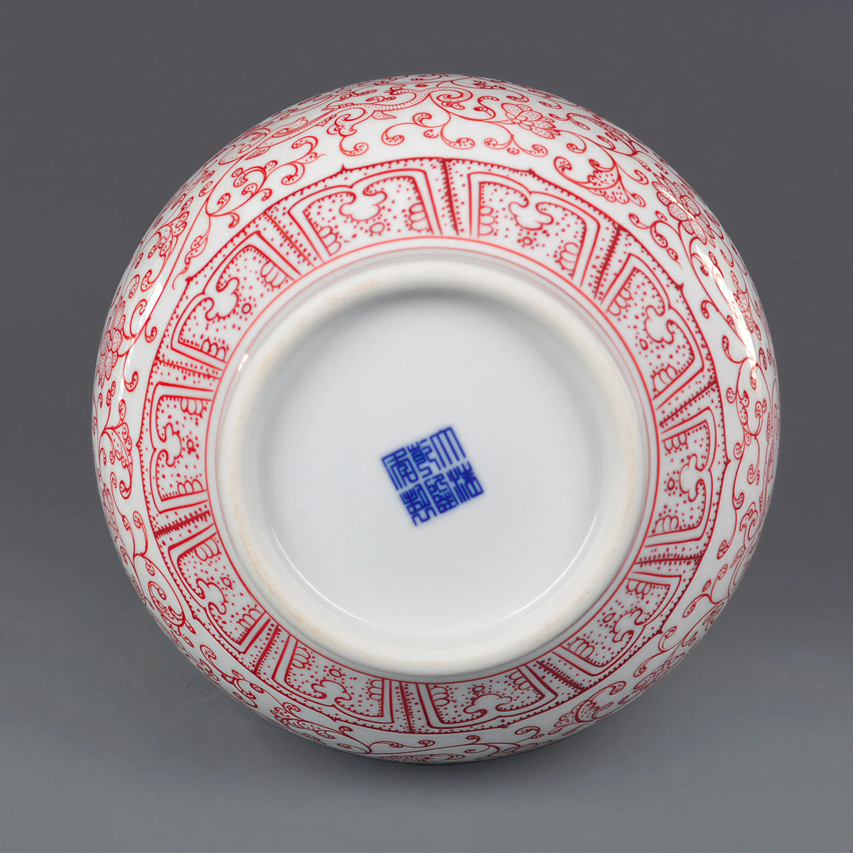Decorative blue Qianlong-style reign mark on the vase base
