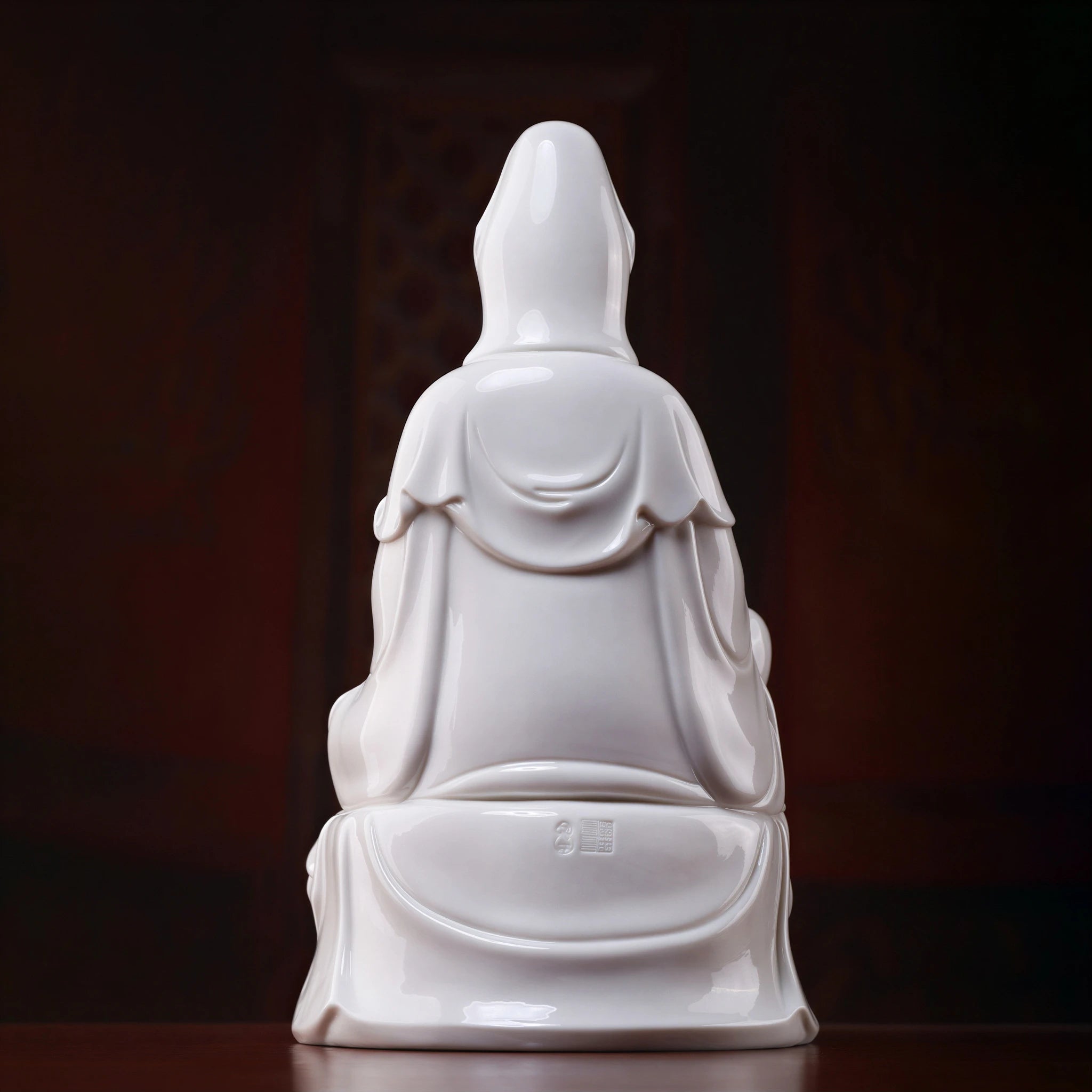 Rear view of the flowing robes on the white porcelain Guanyin