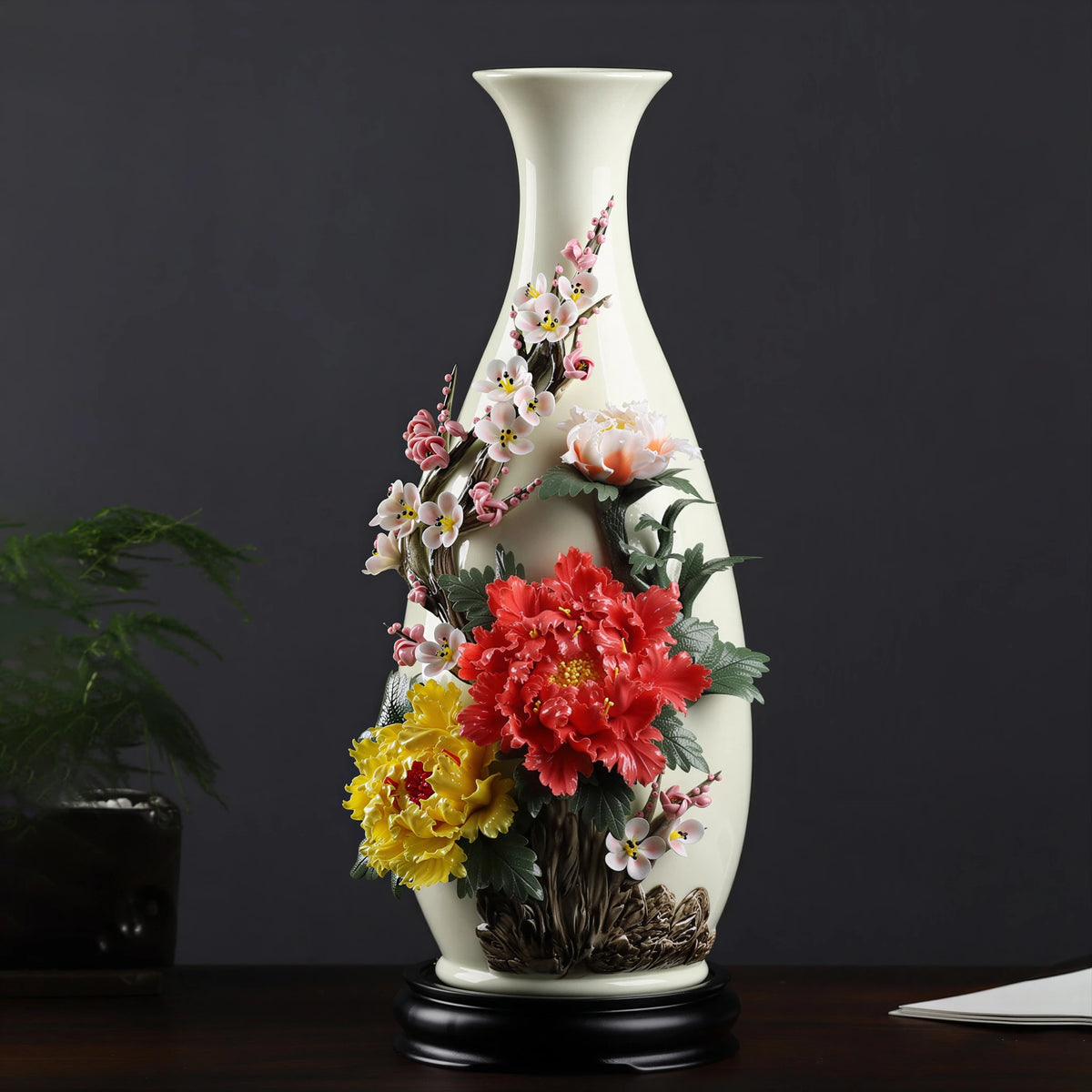 Full profile of the peony and plum blossom Yuhuchun porcelain vase