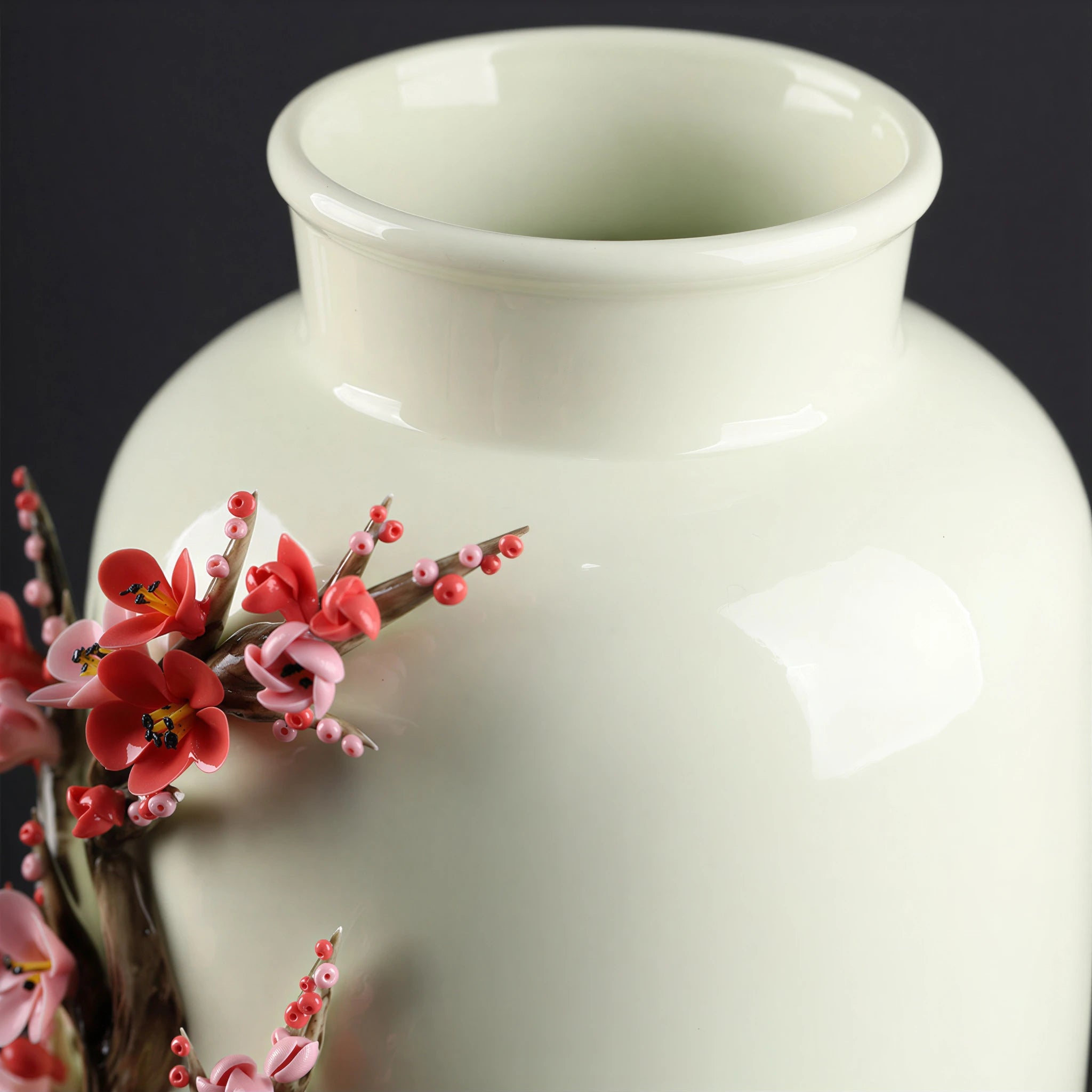 Short straight neck and rolled rim of the ivory-white Dehua vase