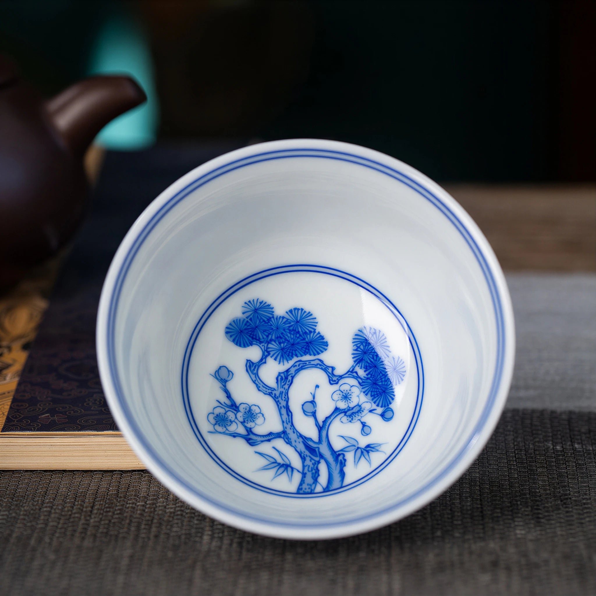 Underglaze blue pine motif inside the doucai teacup
