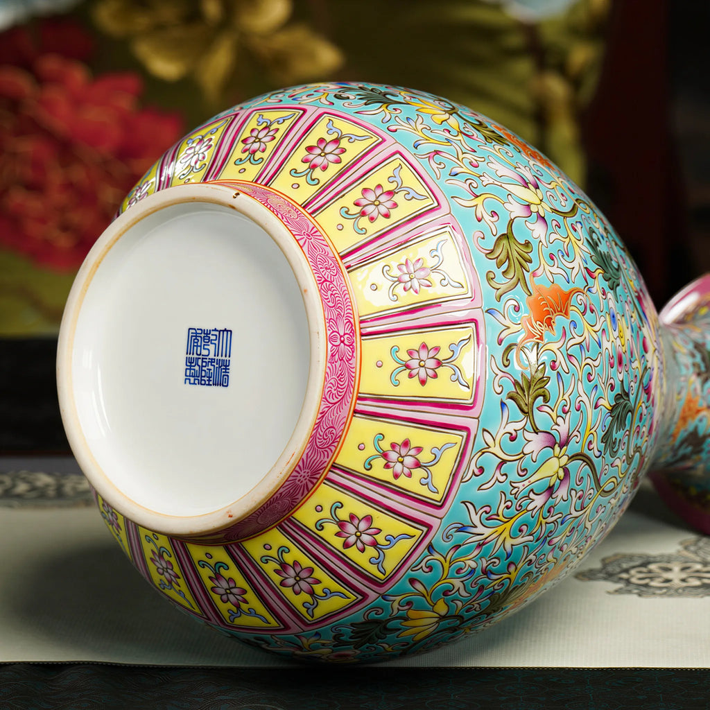 Decorative six-character Daqing Qianlong Nianzhi seal-script-style mark on the vase base