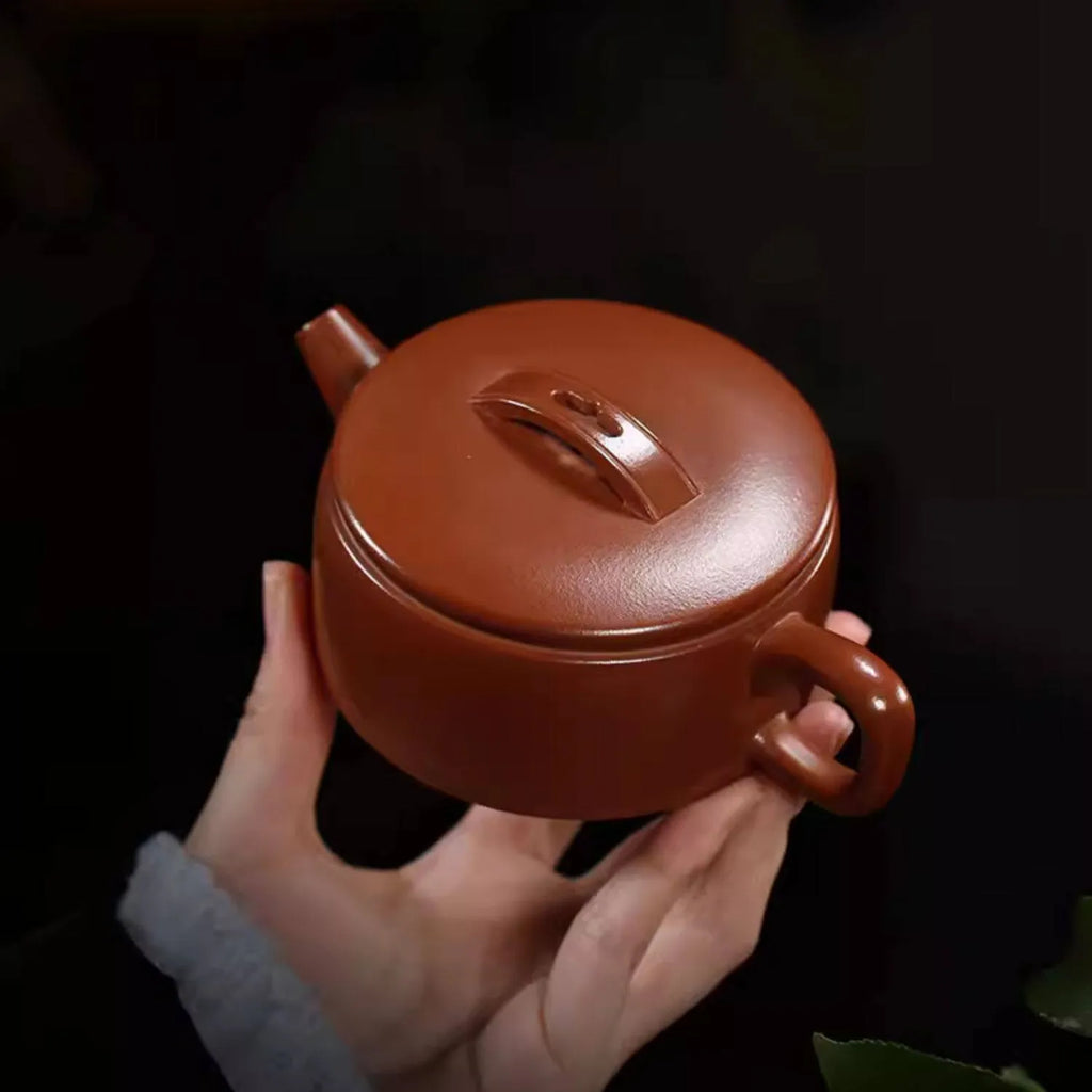 Compact 150 ml Hanwa teapot held in one hand