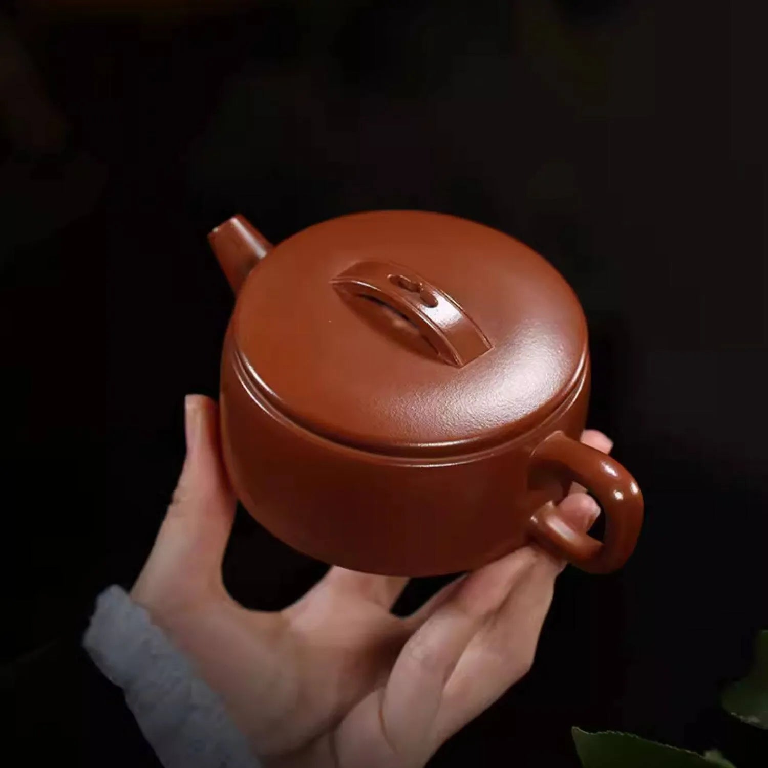 Compact 150 ml Hanwa teapot held in one hand