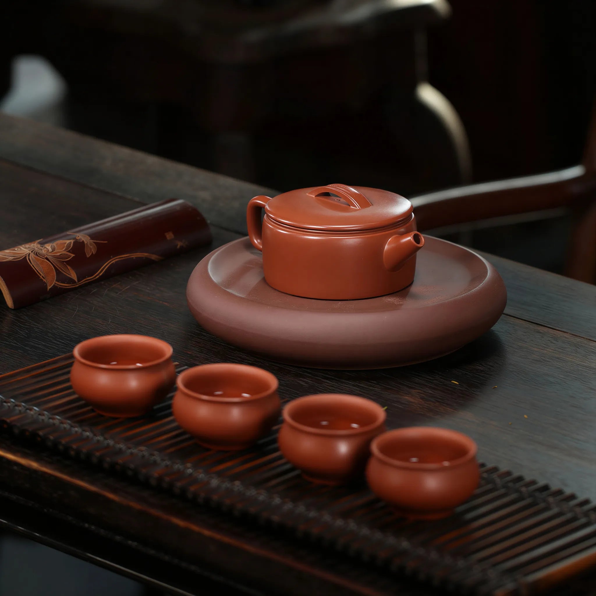 Hanwa zini teapot displayed with four matching tasting cups