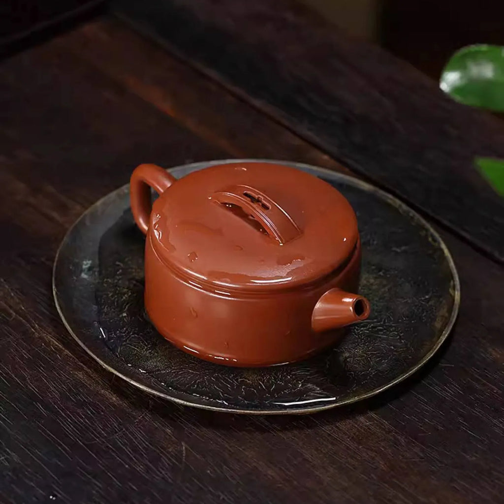 Low cylindrical Hanwa teapot arranged on a tea tray