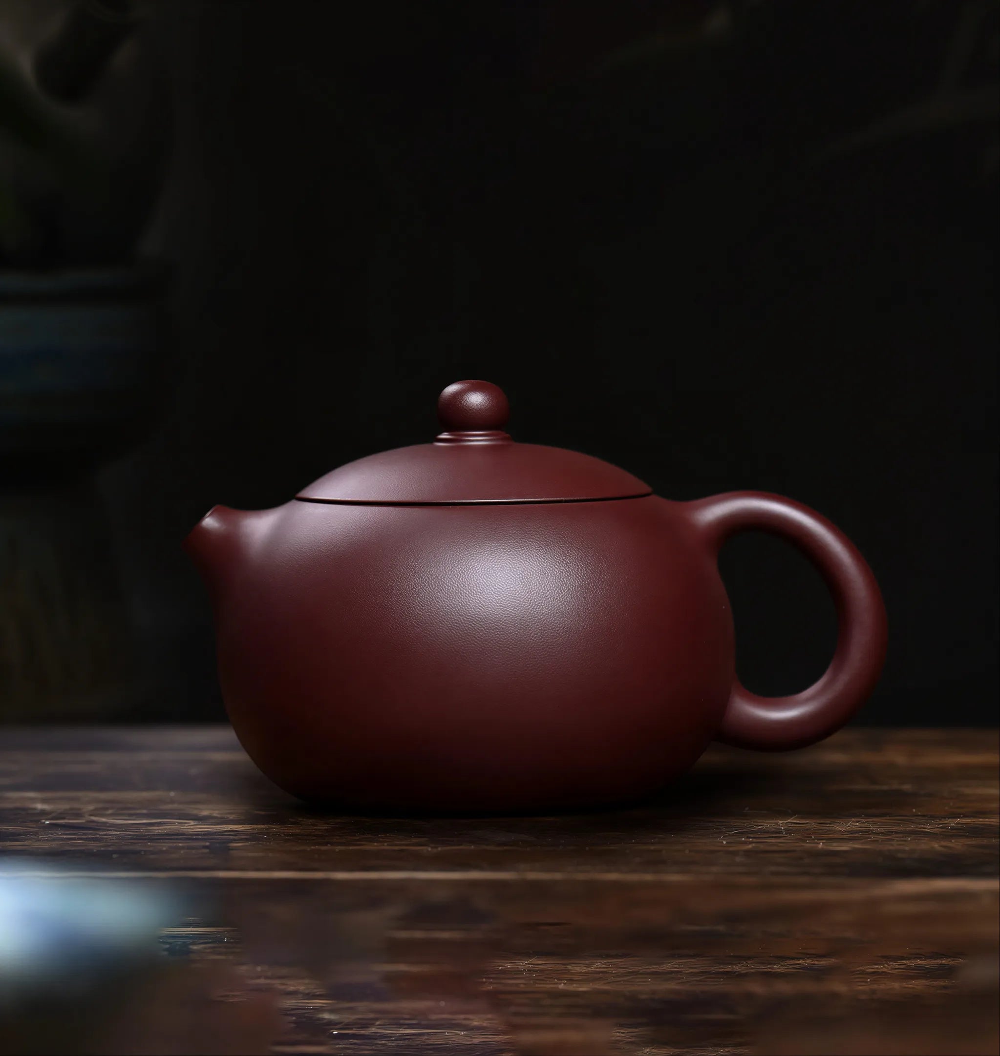Huanglongshan zini Xishi teapot in natural light