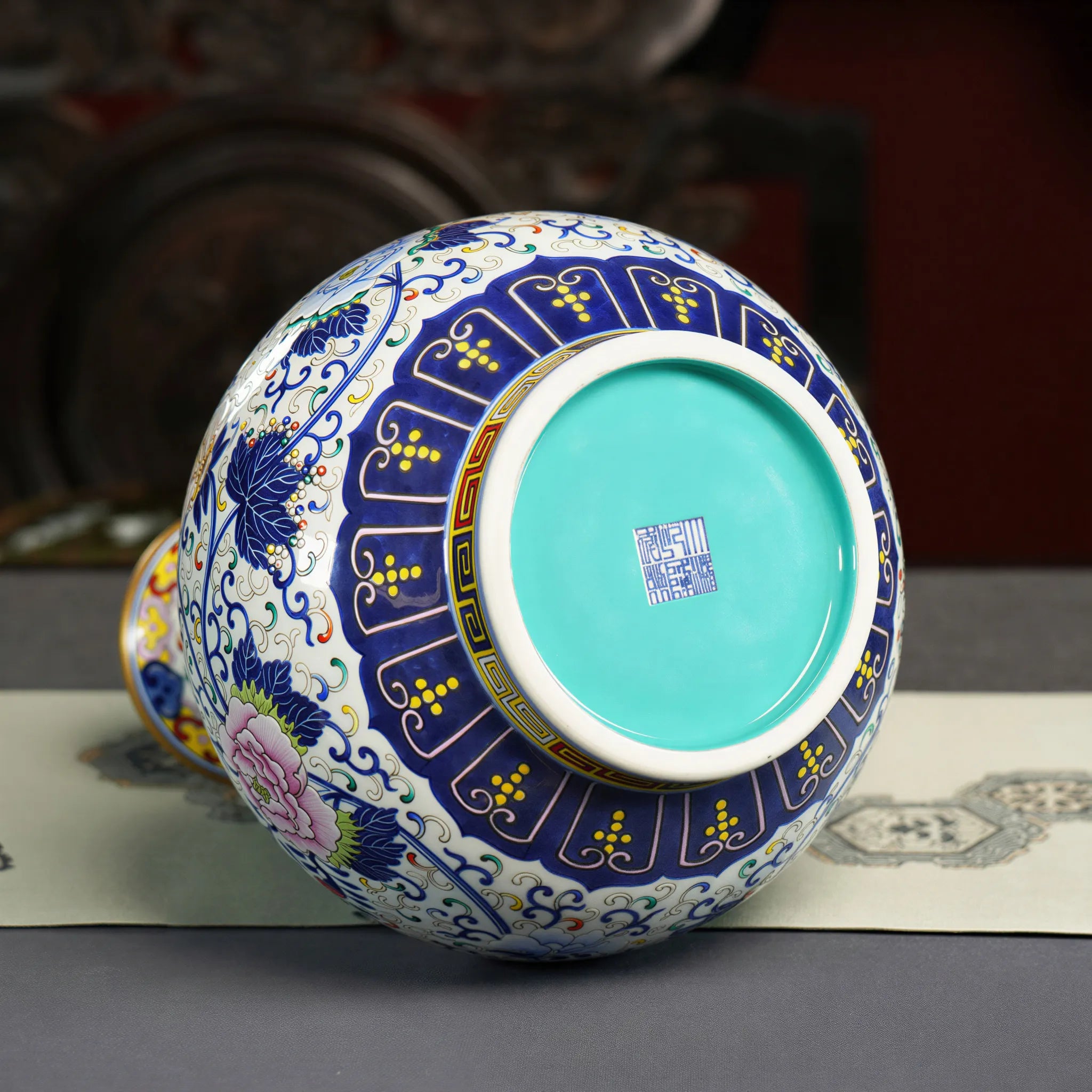 Continuous floral decoration around the doucai Shangping vase