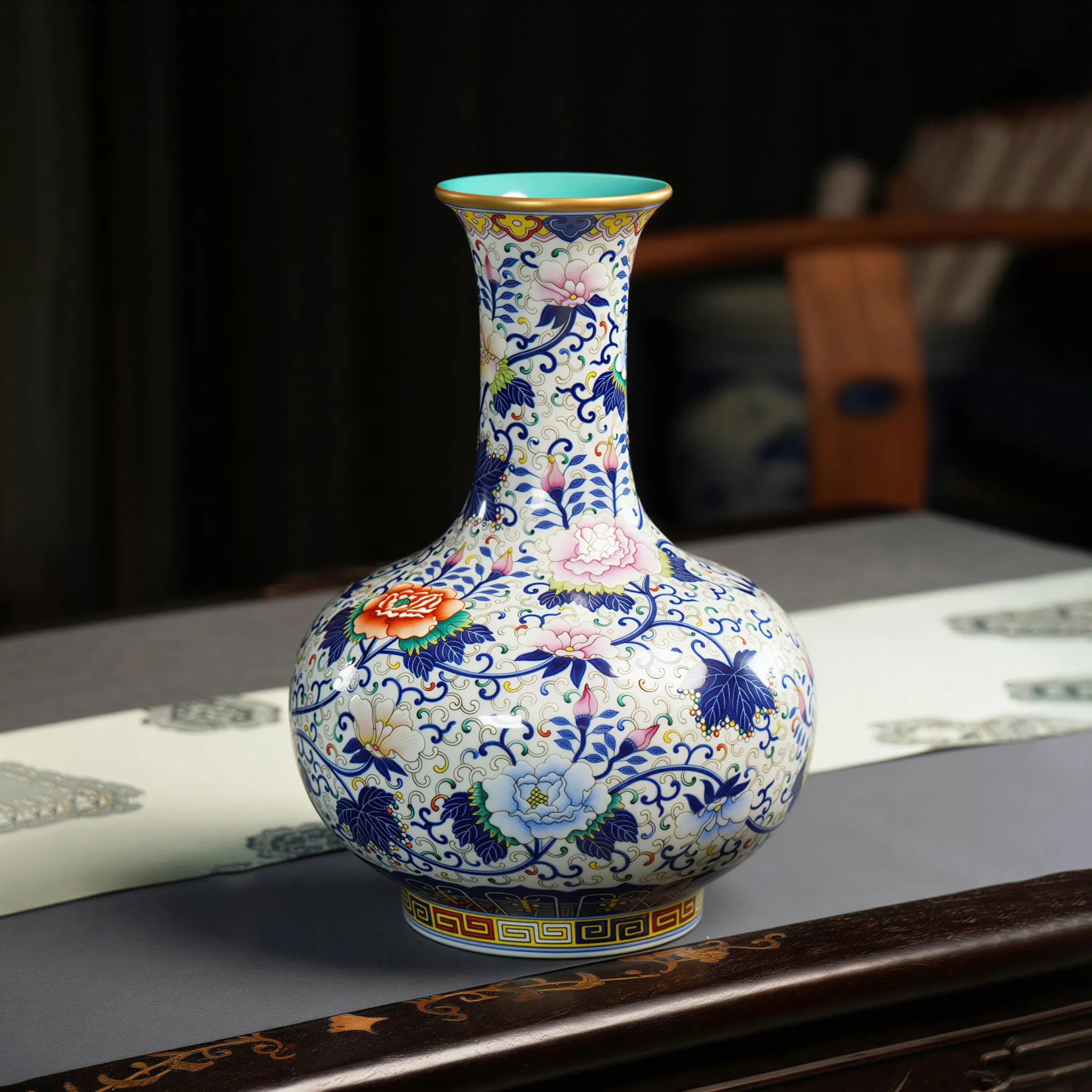 Scale reference for the 32 cm doucai Shangping vase