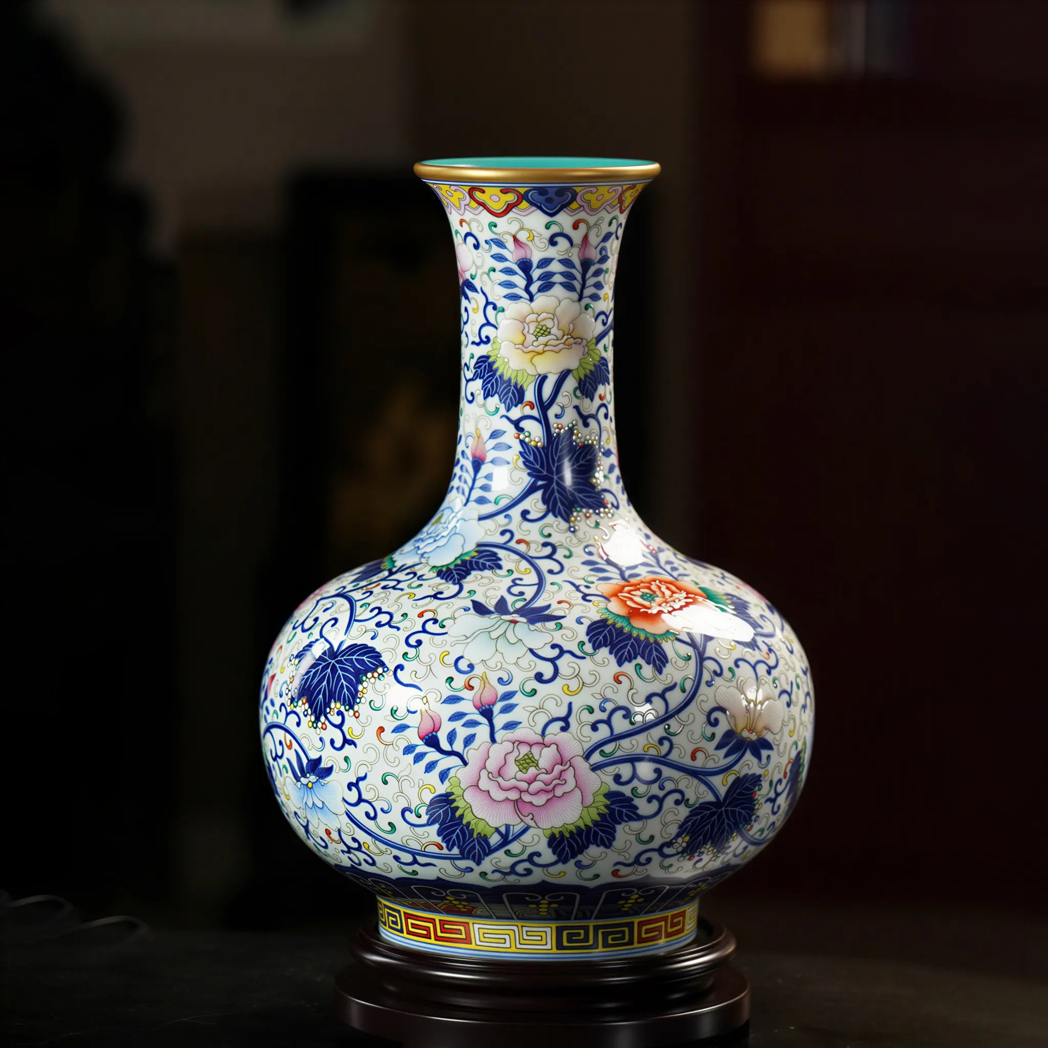 Side profile of the Qianlong-style doucai Shangping vase