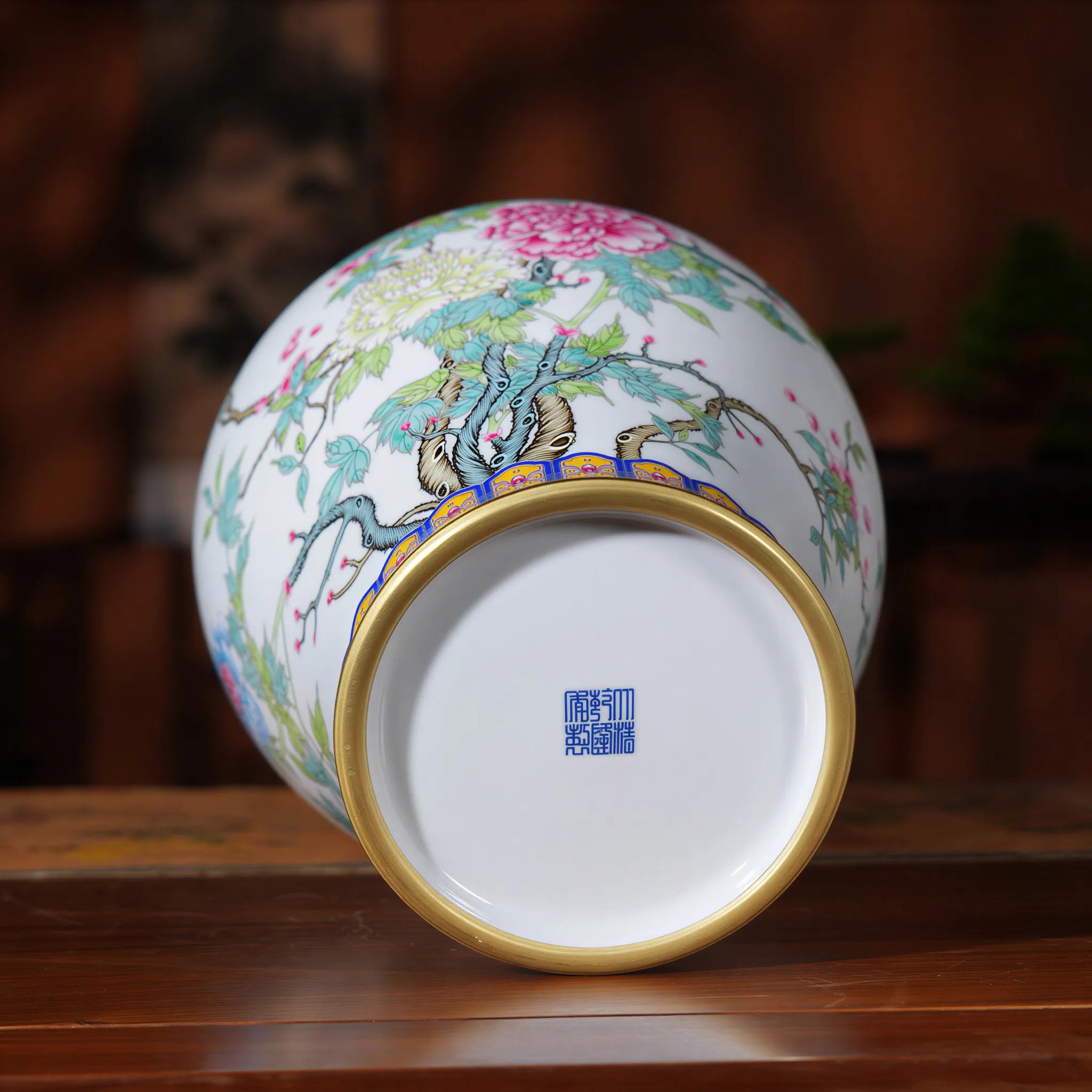 Base and foot detail of the contemporary Jingdezhen baluster jar