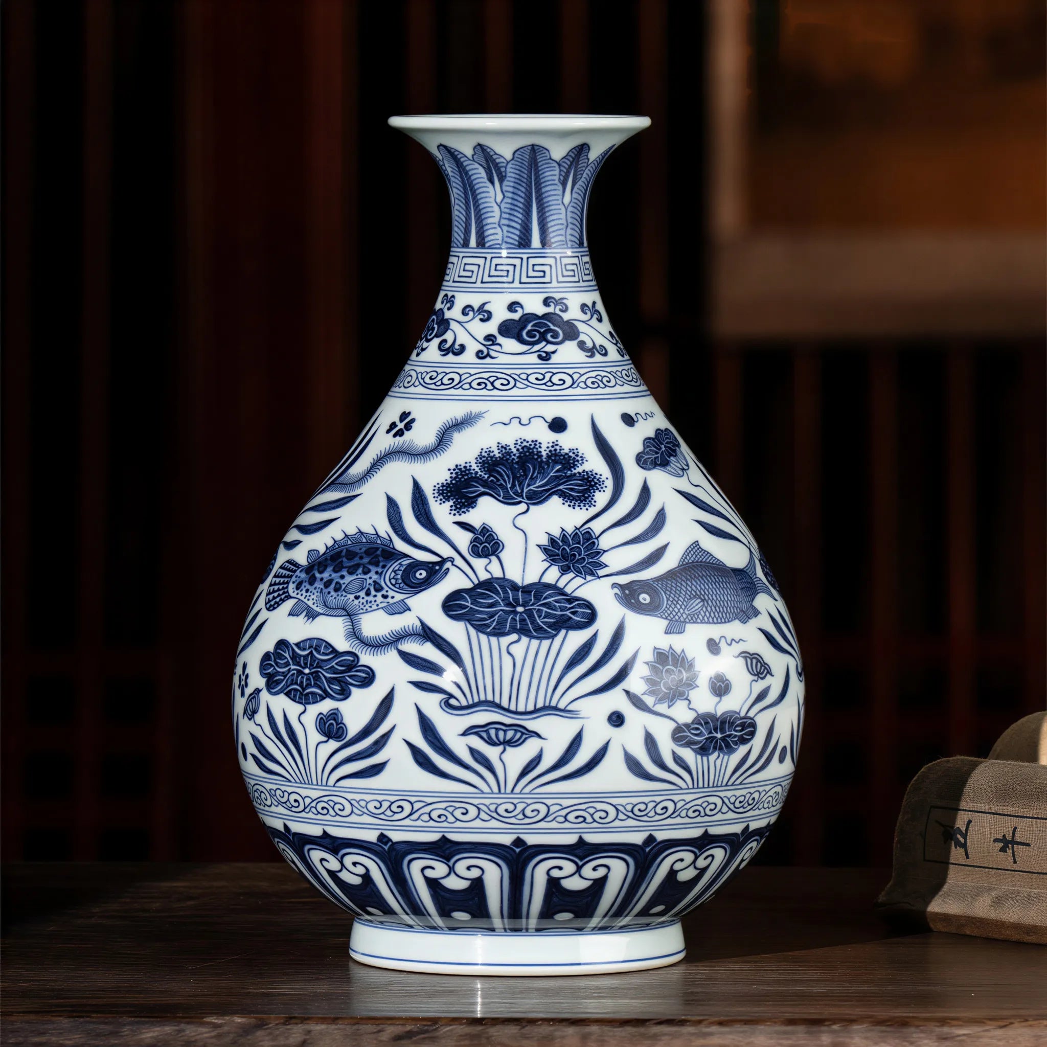 Front view of the Jingdezhen fish and aquatic plants Yuhuchun vase