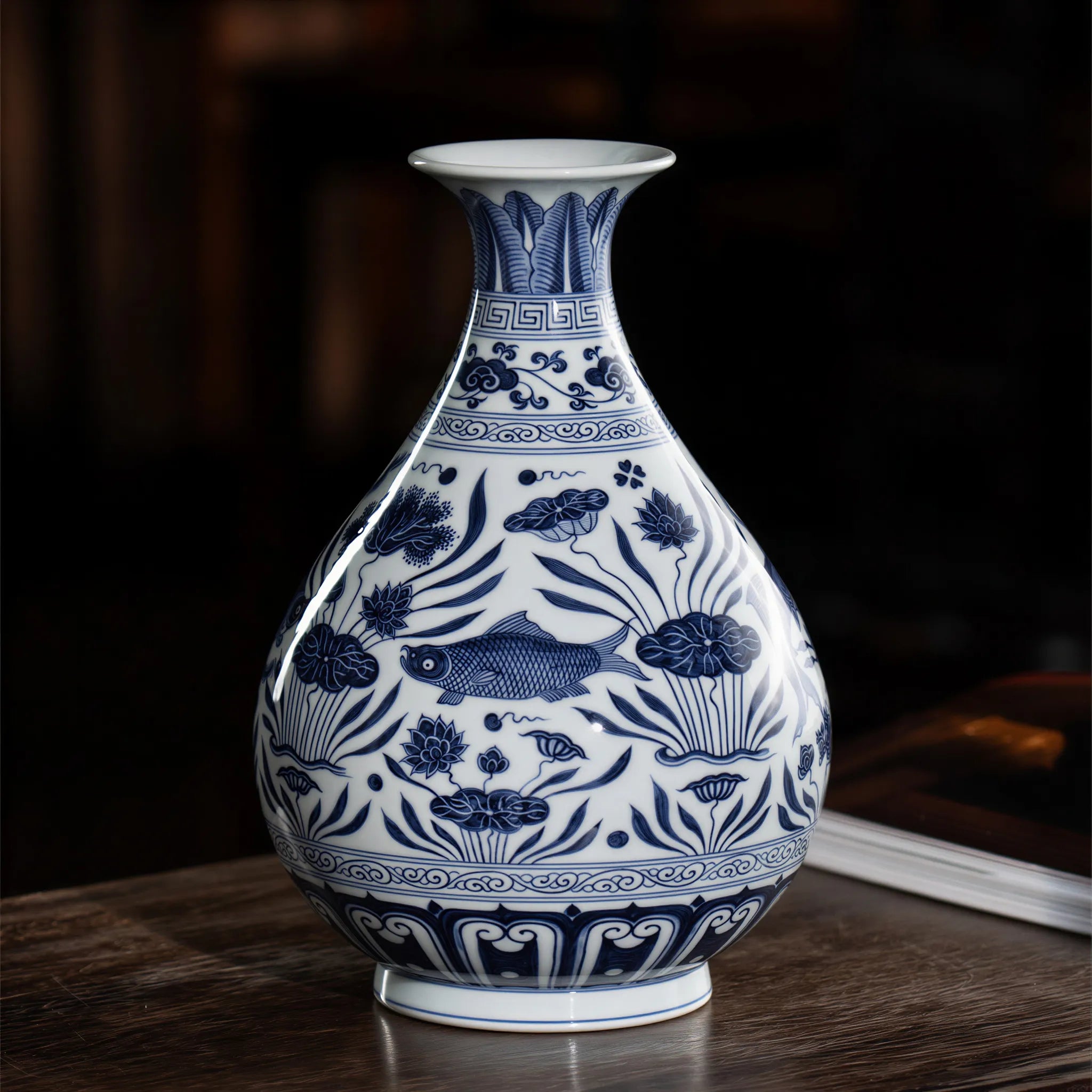 Angled profile of the pear-shaped fish Yuhuchun vase