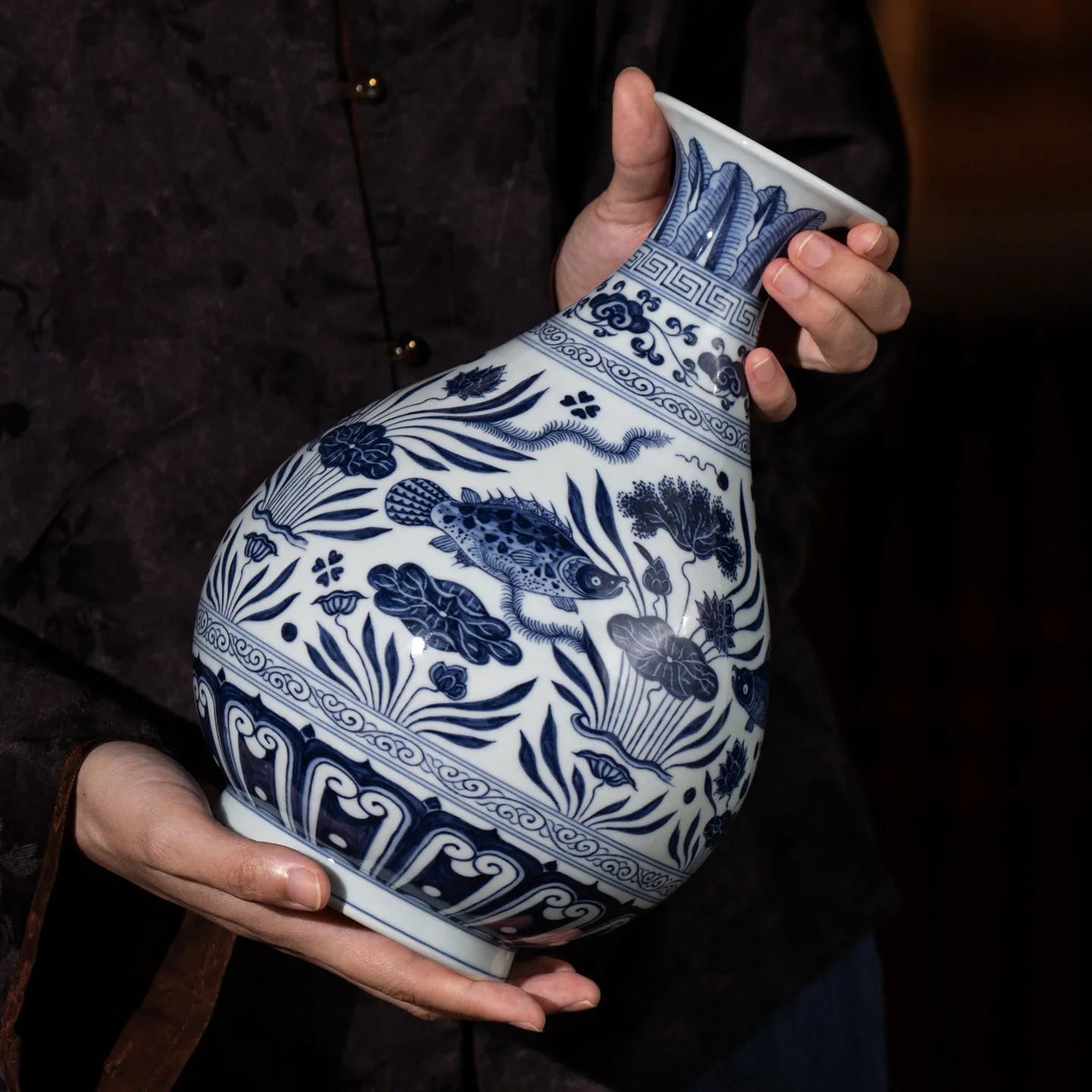 Scale reference for the 25.7 cm blue-and-white Yuhuchun vase