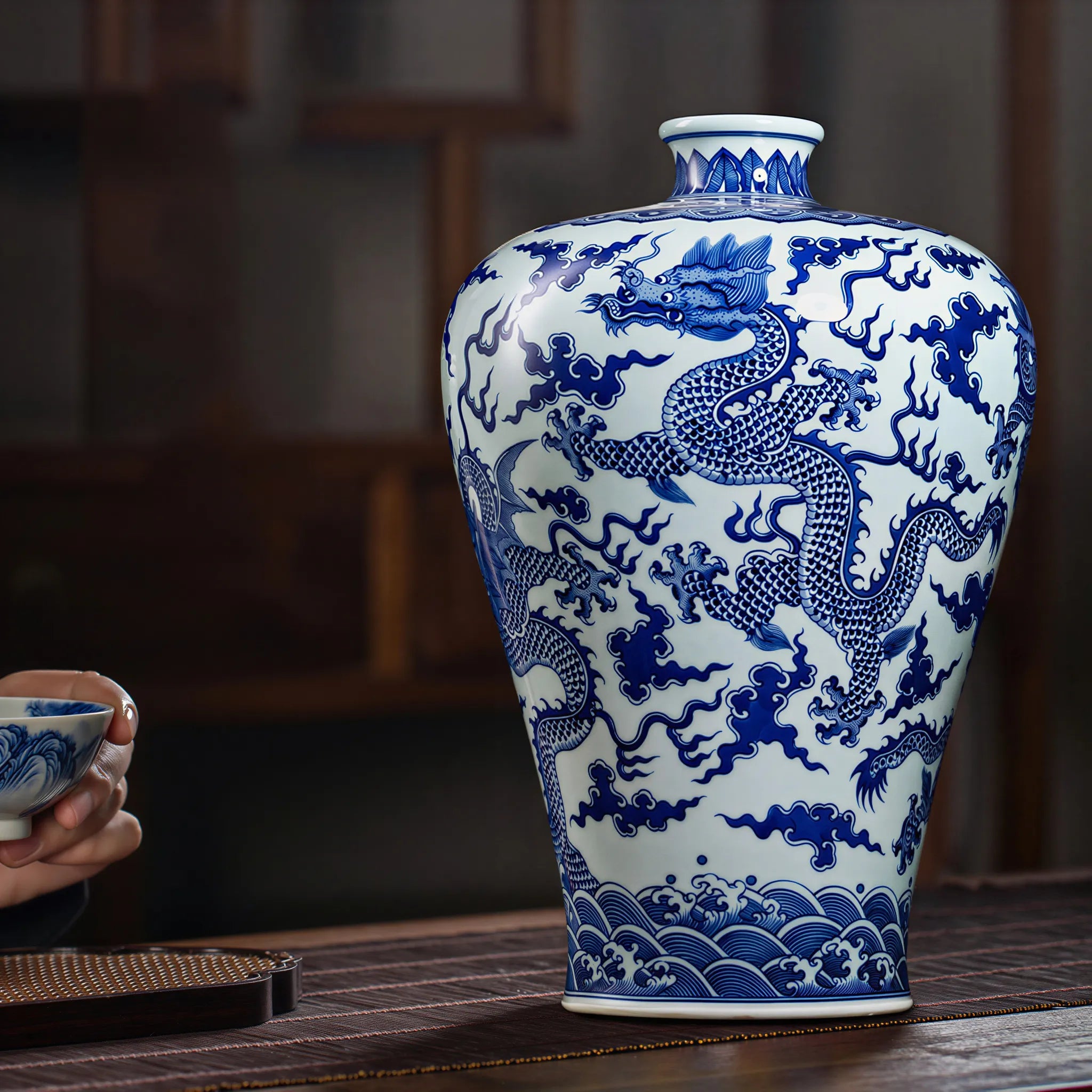 Side profile of the Qianlong-style five-dragon meiping
