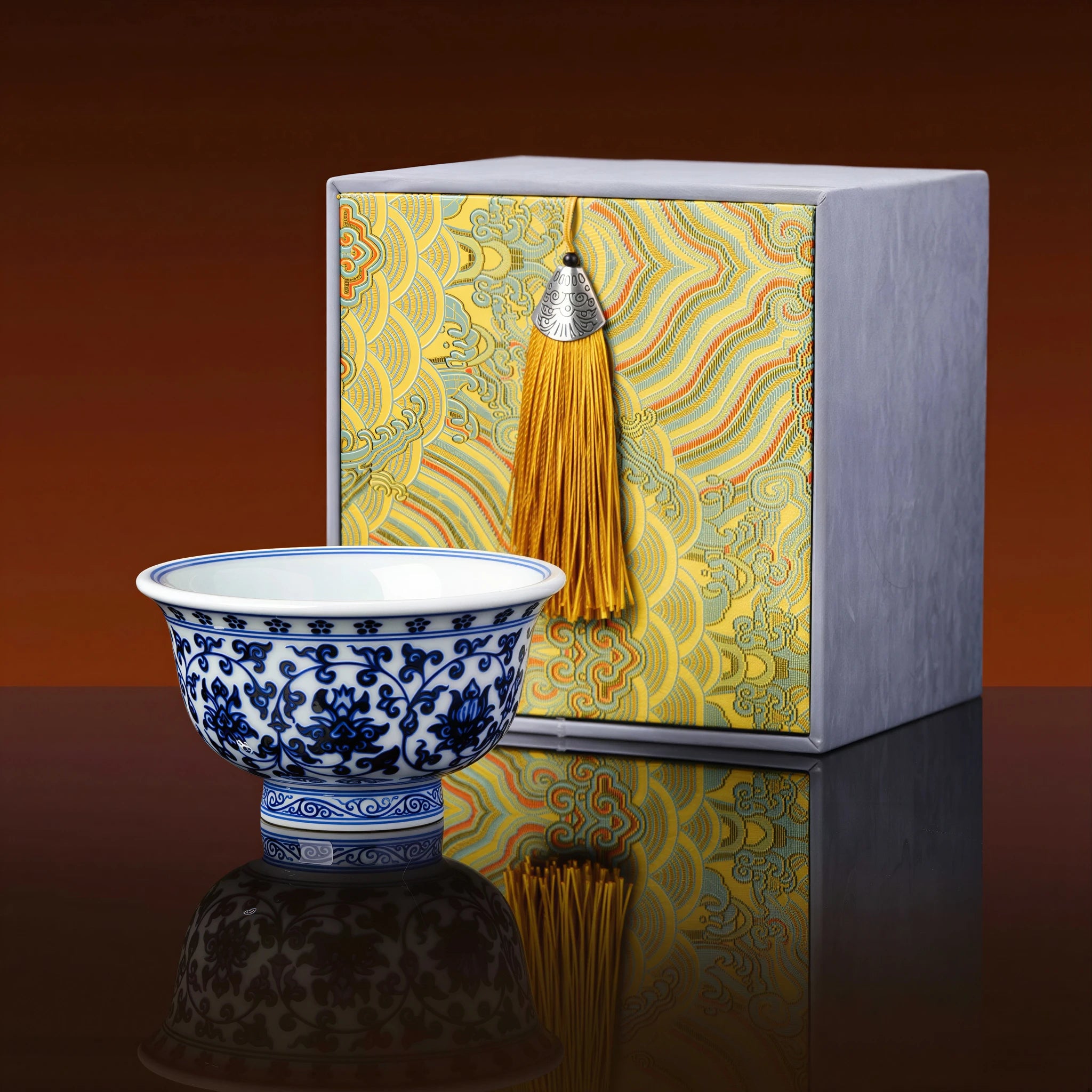 Blue-and-white press-hand cup with its presentation box