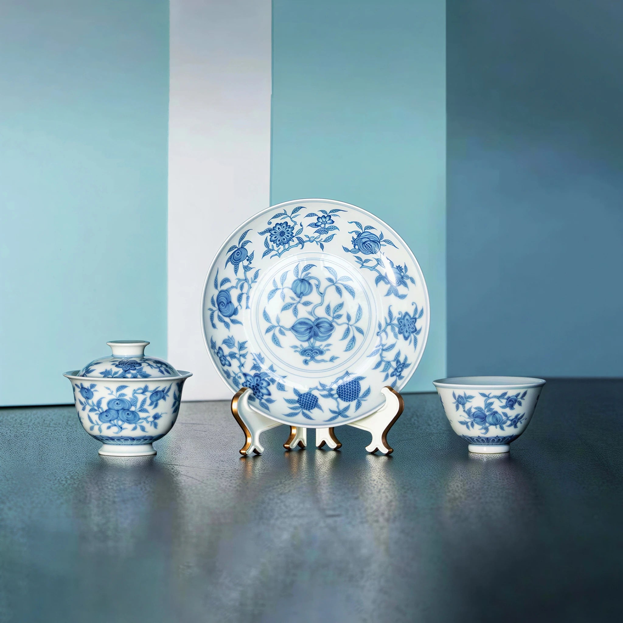 Front display of the hand-painted San Duo gaiwan set