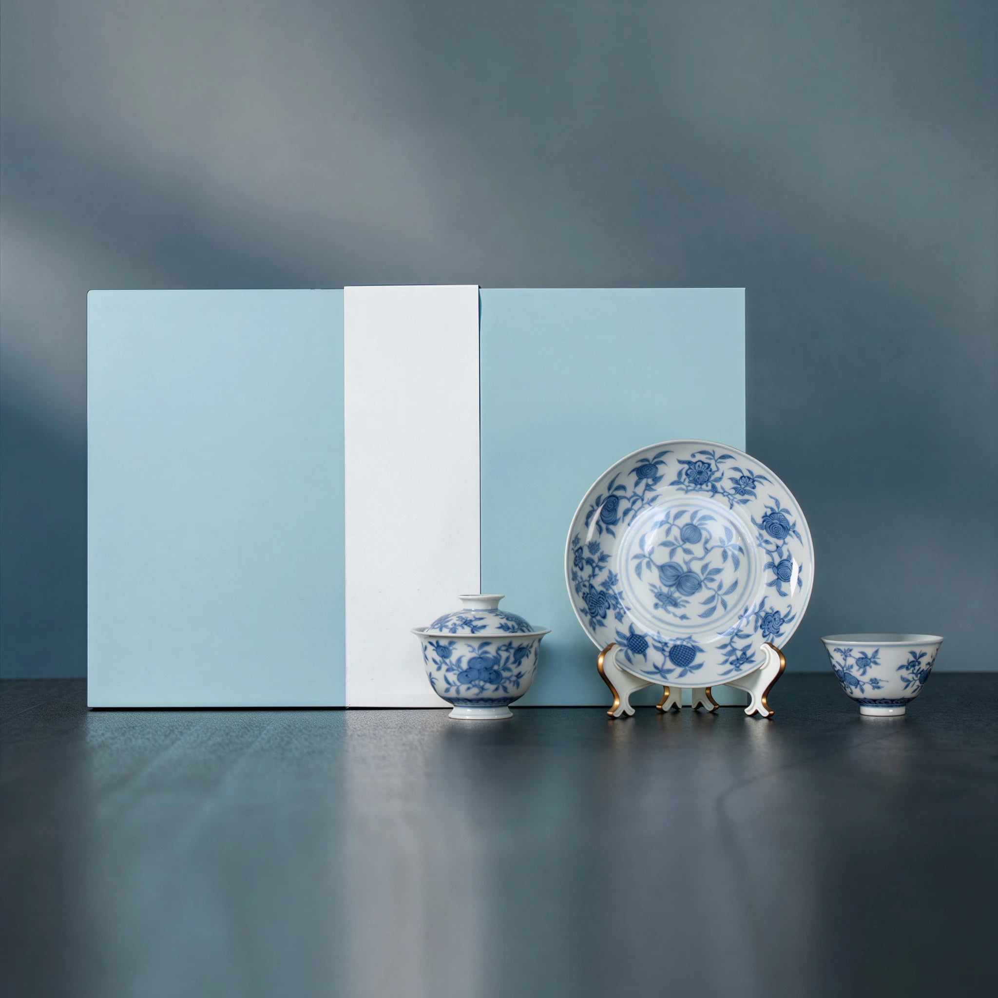 San Duo blue-and-white gaiwan set with presentation box