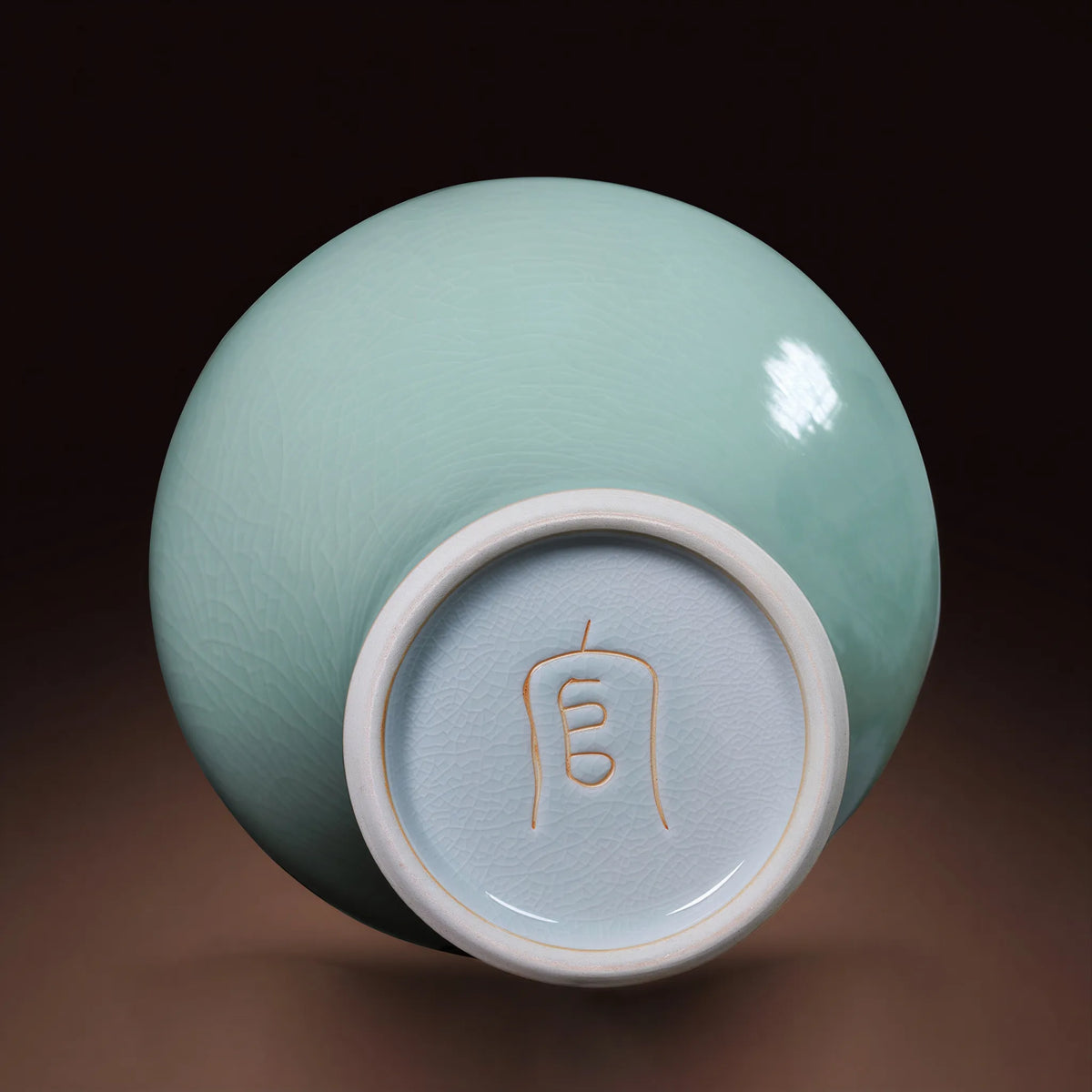 Base and mark of the contemporary Longquan celadon Meiping vase