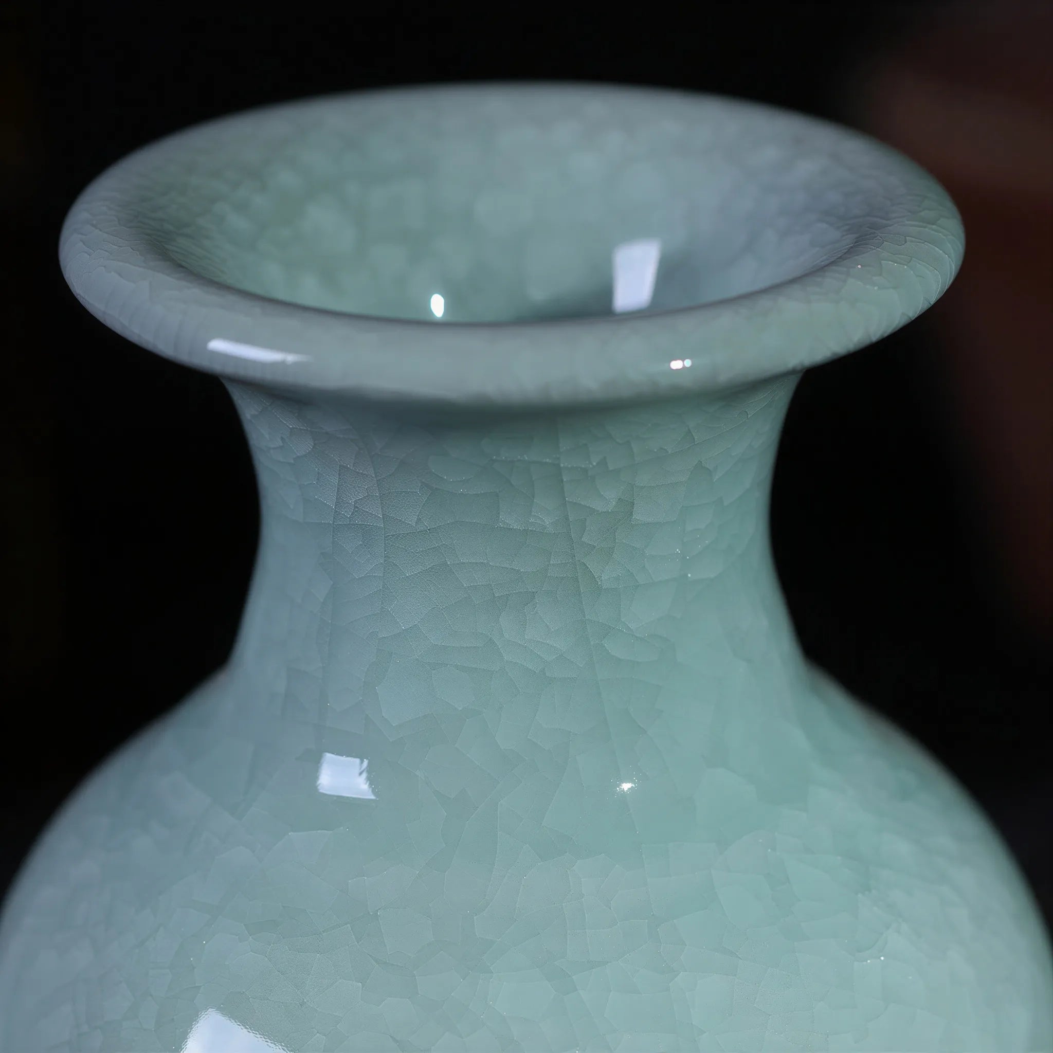 Flared rim and crackle glaze on the Longquan Guanyin vase