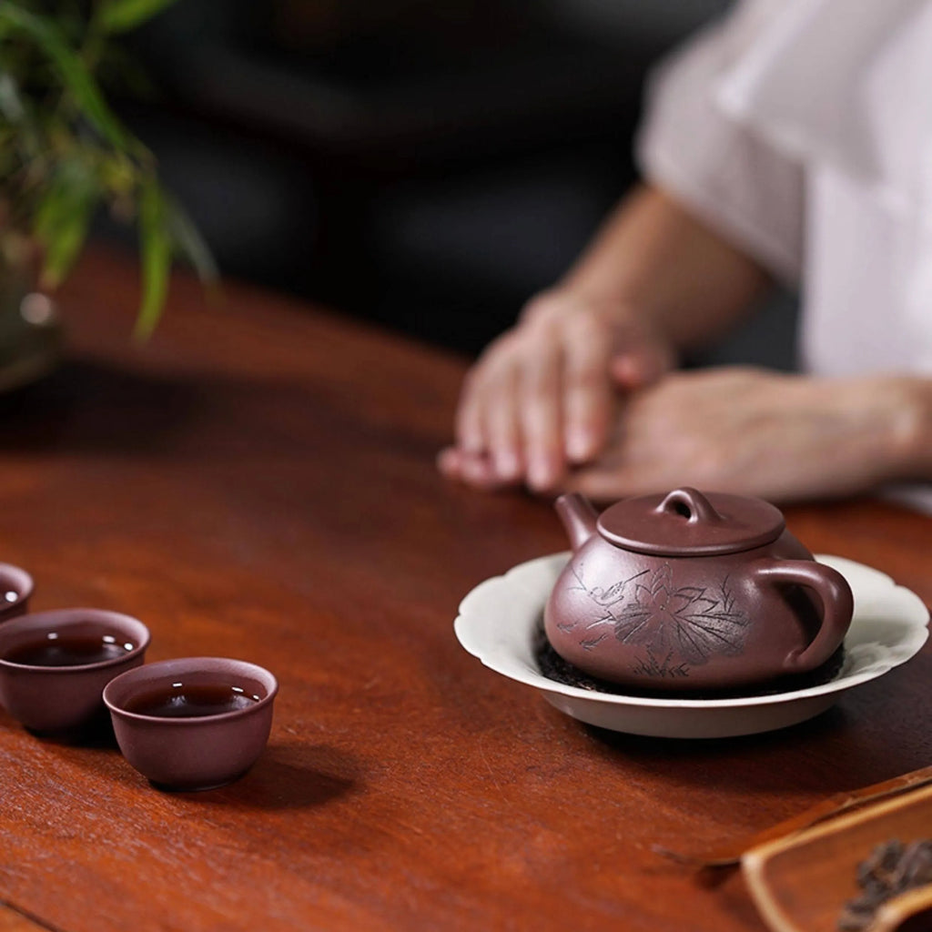 Zini Shipiao teapot held at the tea table
