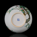 Decorative Qianlong-style reign mark on the base