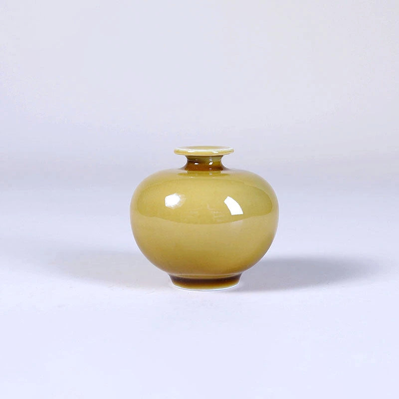 Compact pomegranate-form luminous yellow porcelain vase