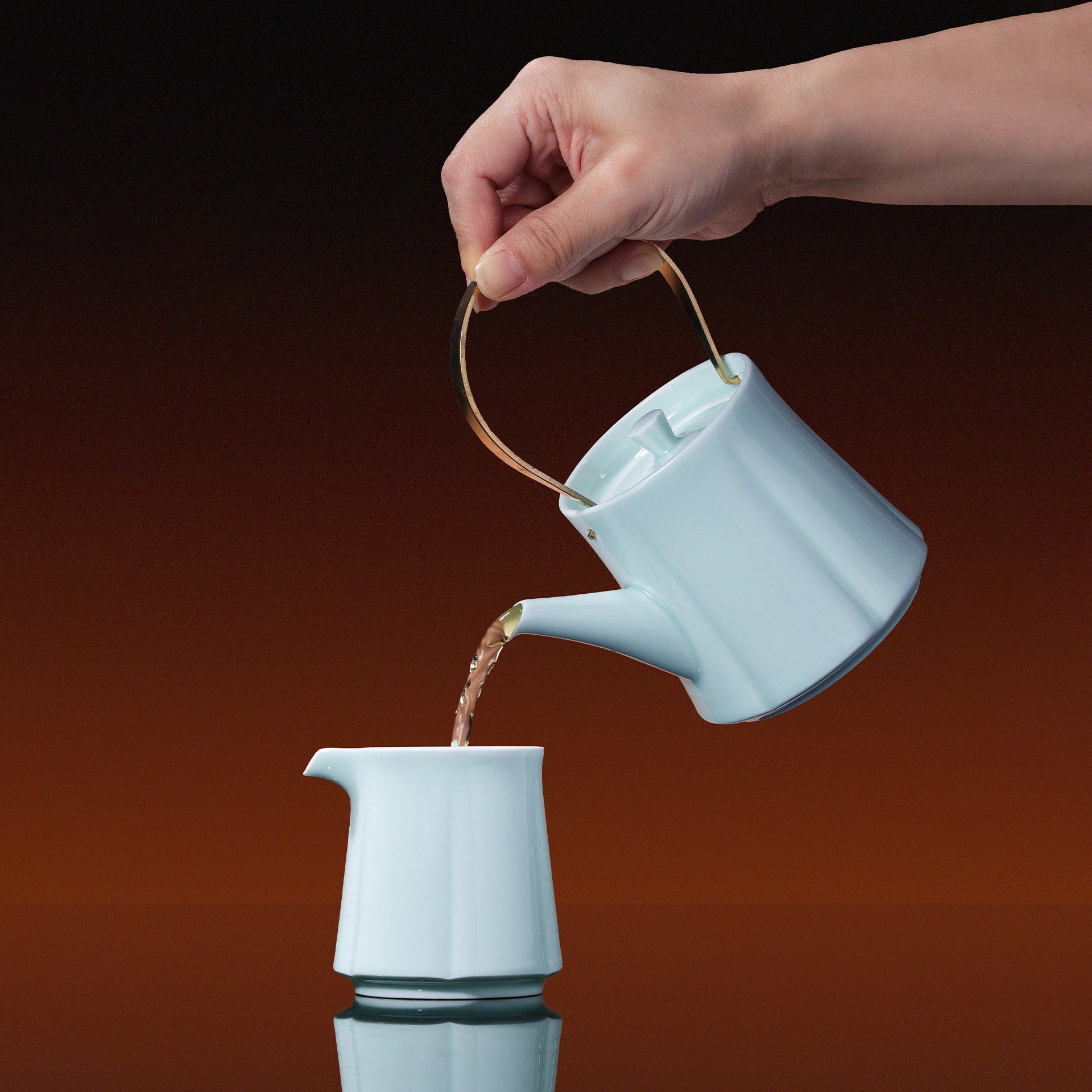 Tea pouring from the Yingqing bail-handle teapot into the pitcher