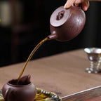 Tea pouring from the lotus-carved Shipiao teapot