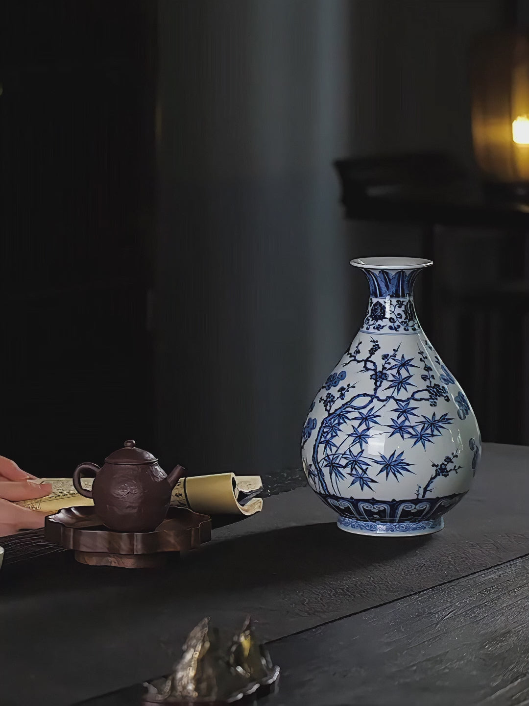 Product video showing the form, scale, blue-and-white surface detail, and tabletop presence of the Yuhuchun vase