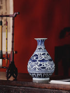 Xuande-Style Blue-and-White Fish and Aquatic Plants Yuhuchun Vase
