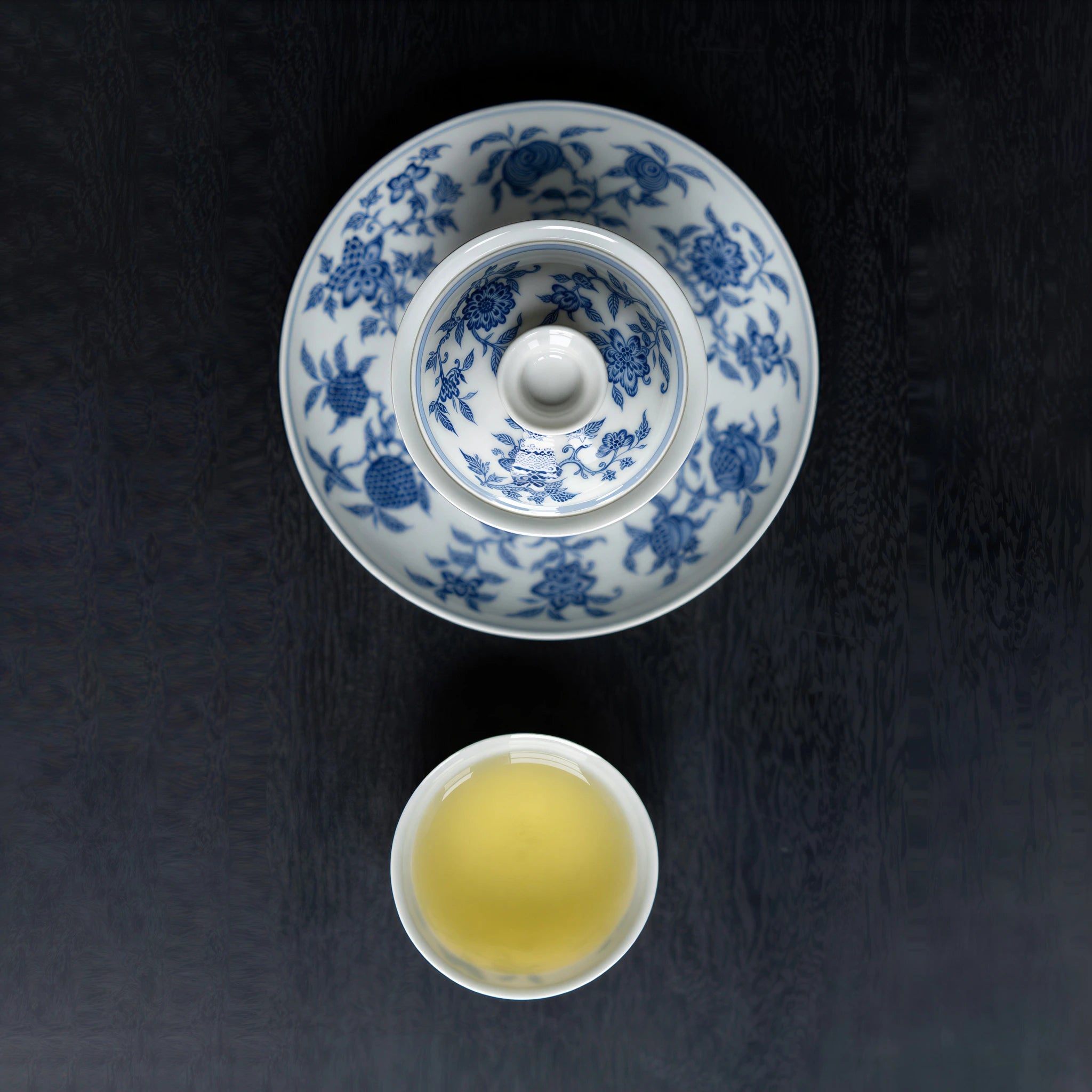 Overhead view of the San Duo gaiwan set with tea