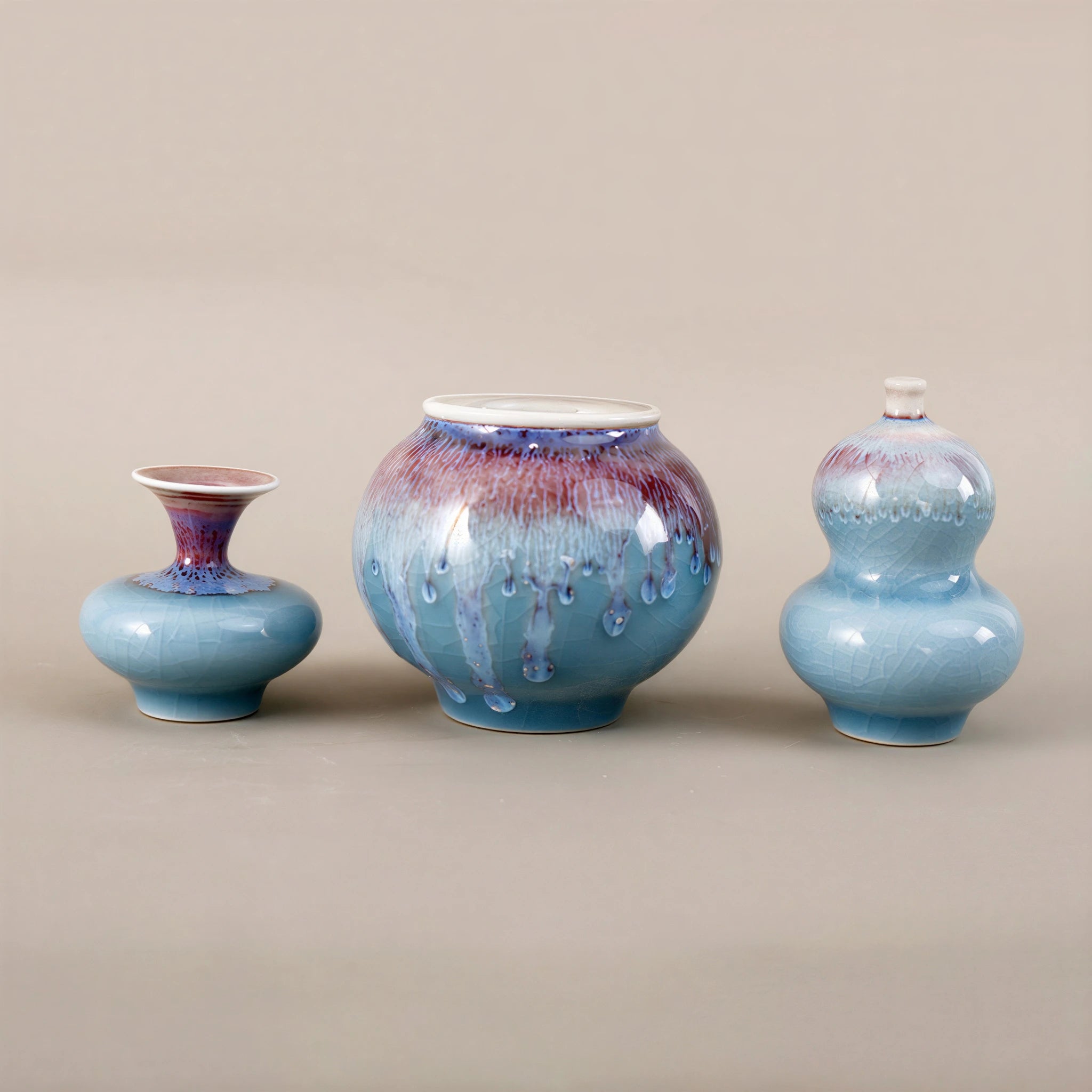 Small blue yaobian porcelain vases grouped by rounded and narrow-mouth forms