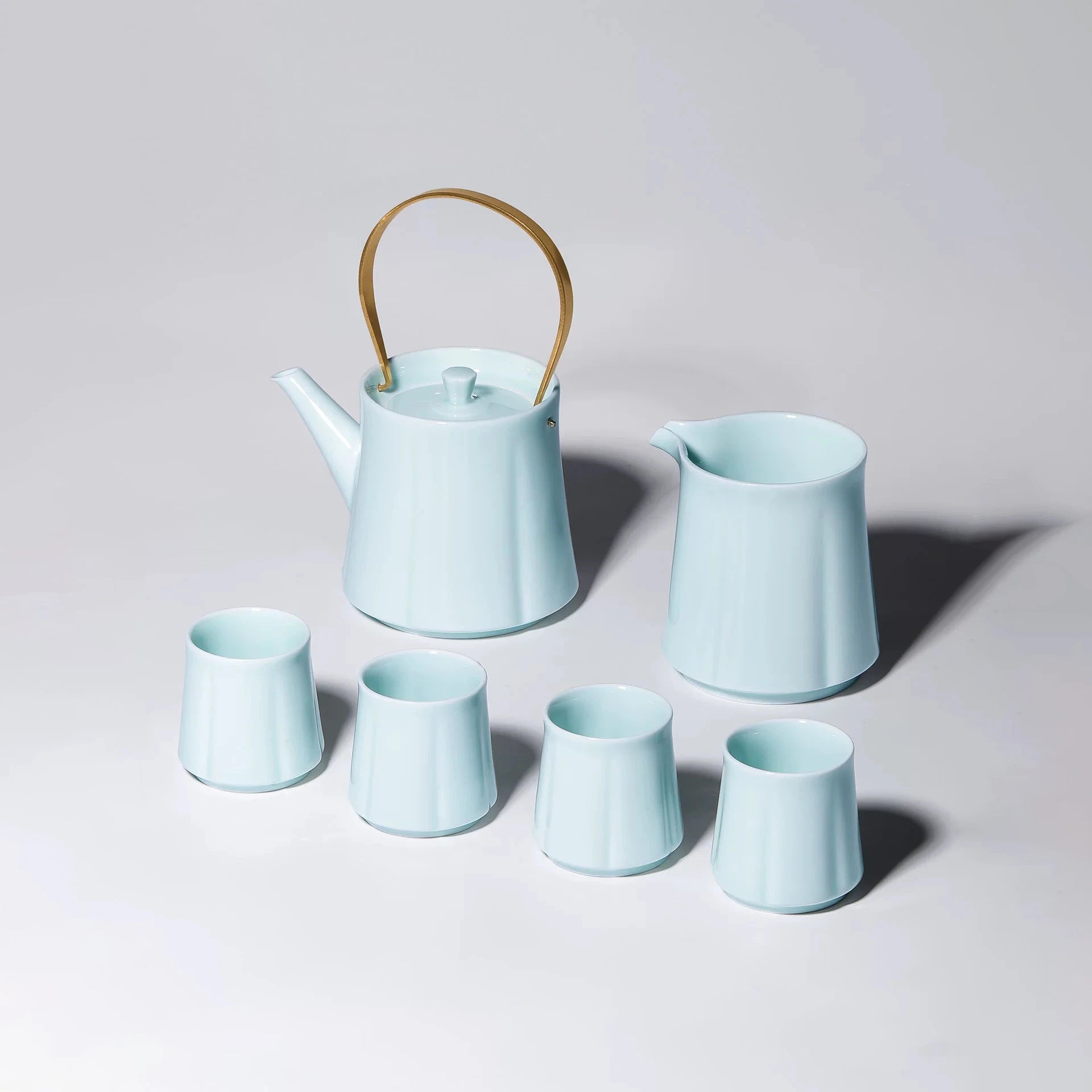 Overhead view of the six-vessel Yingqing begonia tea set