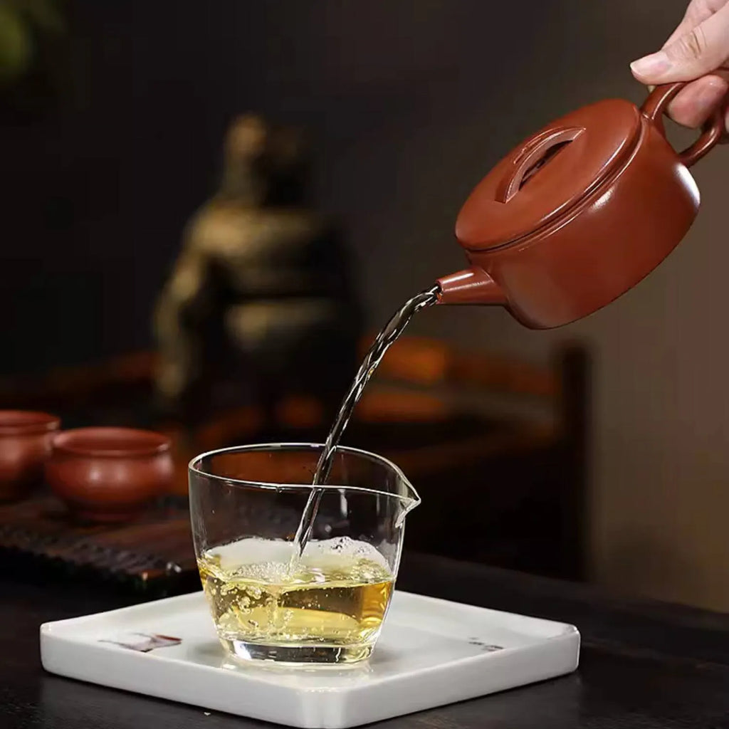 Tea pouring from the straight spout of the zini Hanwa teapot