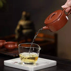 Tea pouring from the straight spout of the zini Hanwa teapot