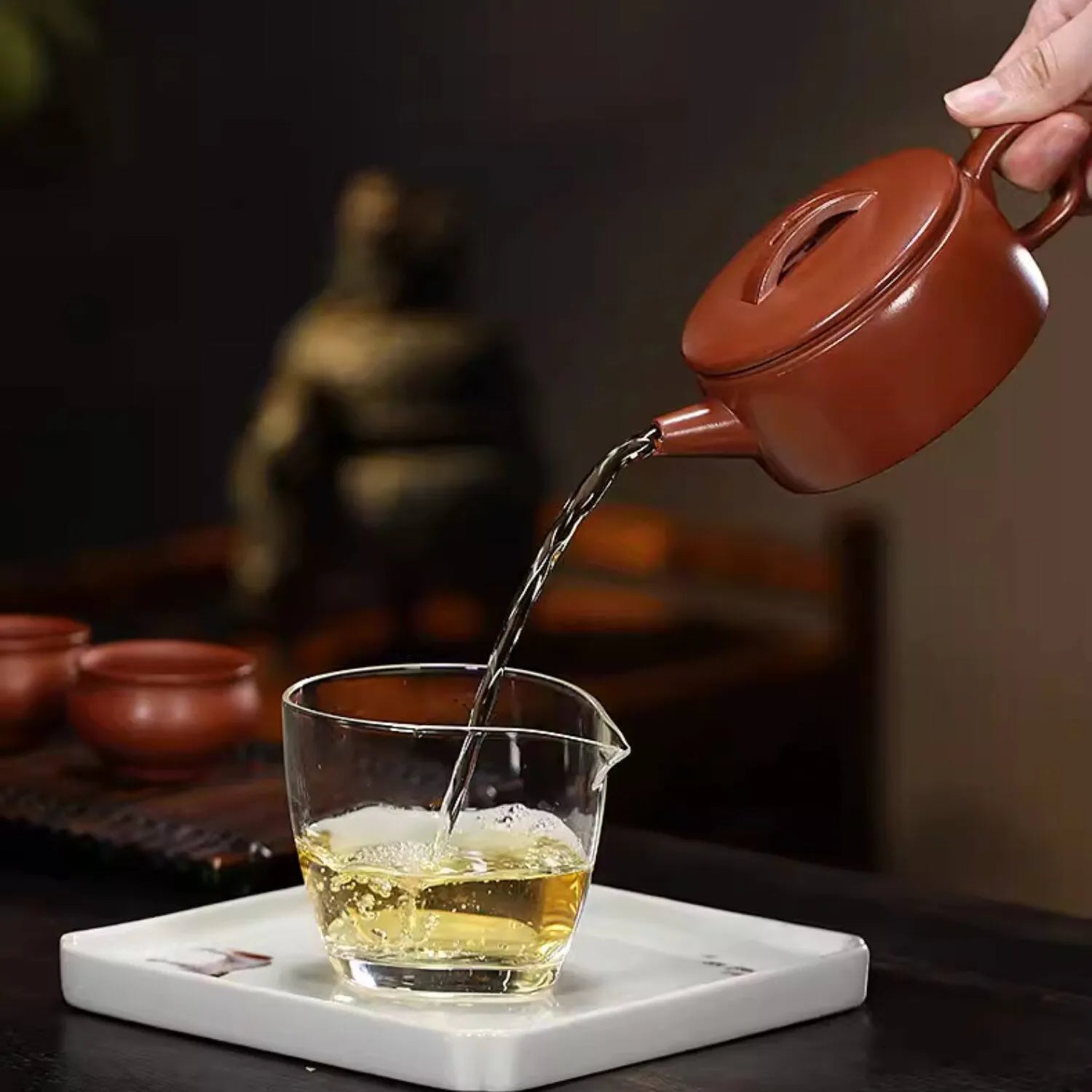Tea pouring from the straight spout of the zini Hanwa teapot