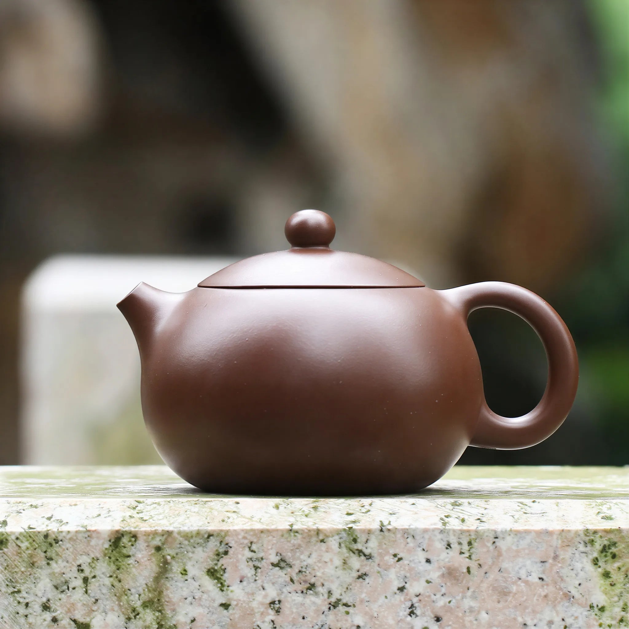 Side profile of the zini Xishi teapot in natural light